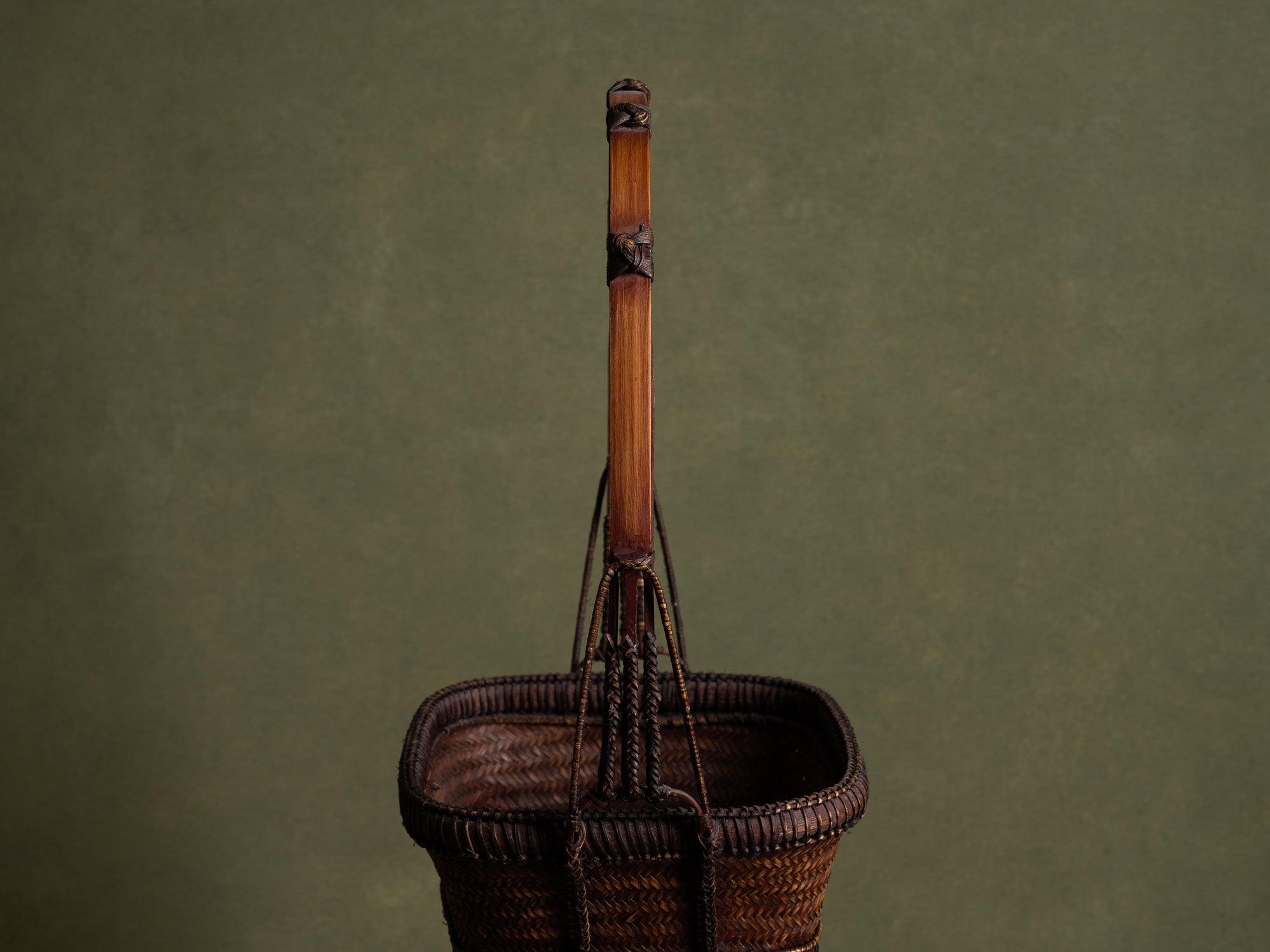 Hanakago, important panier à anse en bambou pour l'ikebana, Japon (Ére Shōwa)..Hanakago Ikebana madake bamboo basket with handle, Japan (Shōwa era)