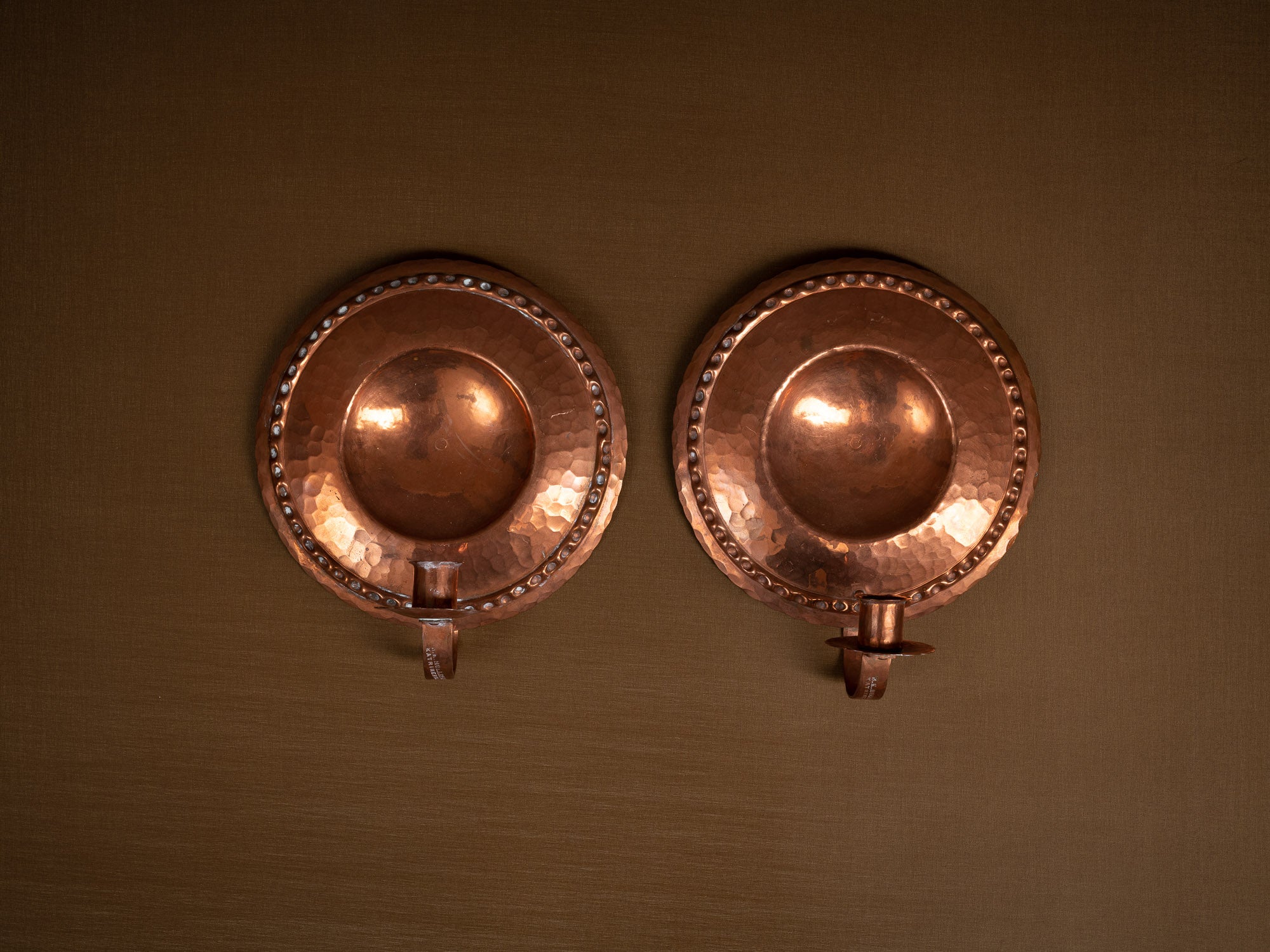 Rare paire de miroirs d'appliques en cuivre par B.K. Hollstein, Suède (vers 1900)..Set of 2 folk copper wall hanging candle holders by B.K. Hollstein, Sweden (ca. 1900)