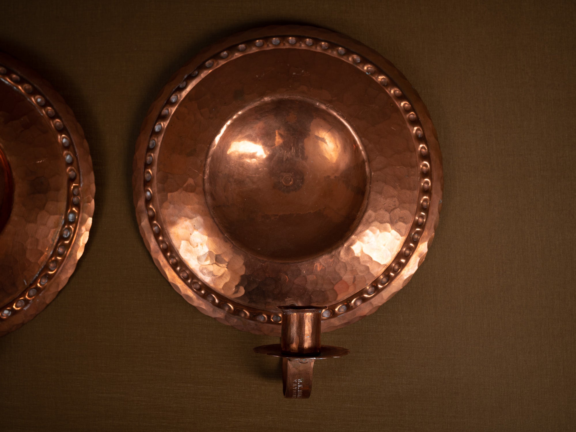 Rare paire de miroirs d'appliques en cuivre par B.K. Hollstein, Suède (vers 1900)..Set of 2 folk copper wall hanging candle holders by B.K. Hollstein, Sweden (ca. 1900)