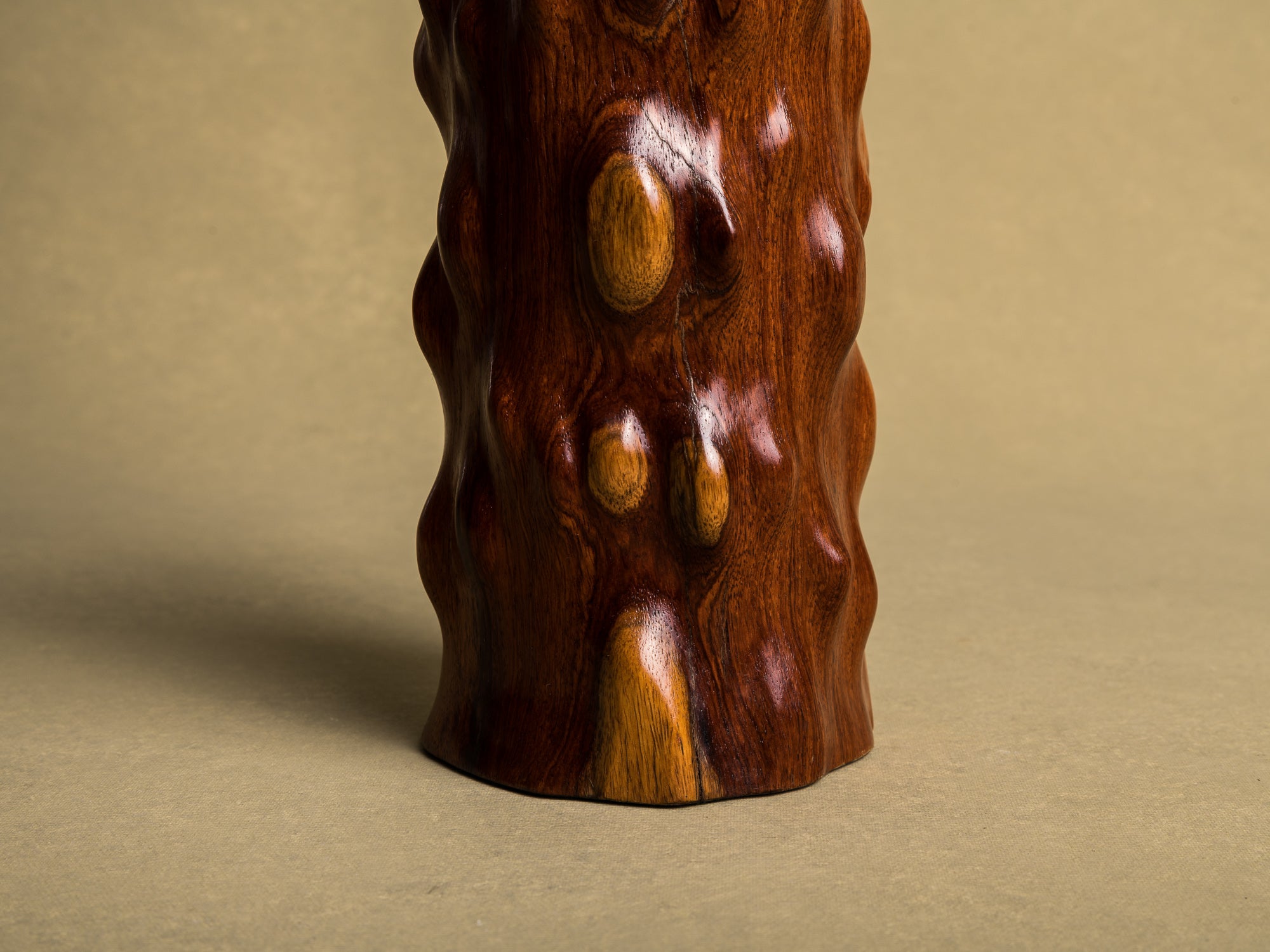 Vase pour l'ikebana en bois pour la cérémonie du thé, Japon (Ère Shōwa)..Wooden flower vase for ikebana and tea ceremony, Japan (Shōwa era)
