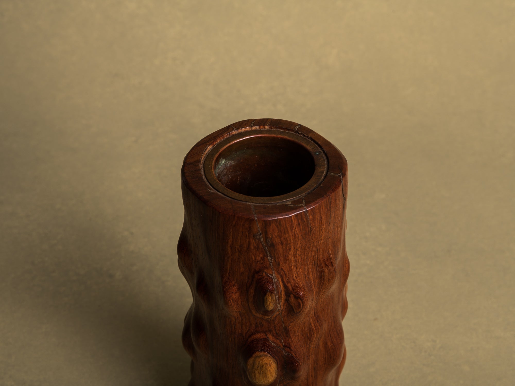Vase pour l'ikebana en bois pour la cérémonie du thé, Japon (Ère Shōwa)..Wooden flower vase for ikebana and tea ceremony, Japan (Shōwa era)