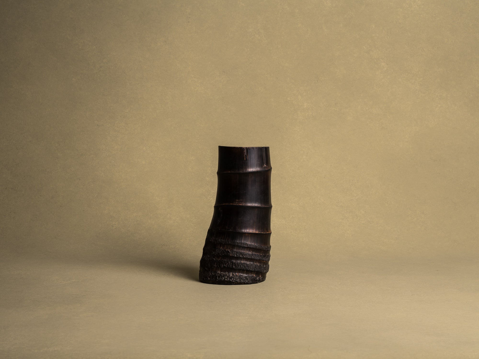 Take-zutsu hanaire, rare vase en bambou pour la cérémonie du thé à la manière de Rikyū, Japon (Période Edo)..Take-zutsu Hanaire Bamboo vase for tea ceremony chabana in the manner of Rikyū, Japan (Edo period)