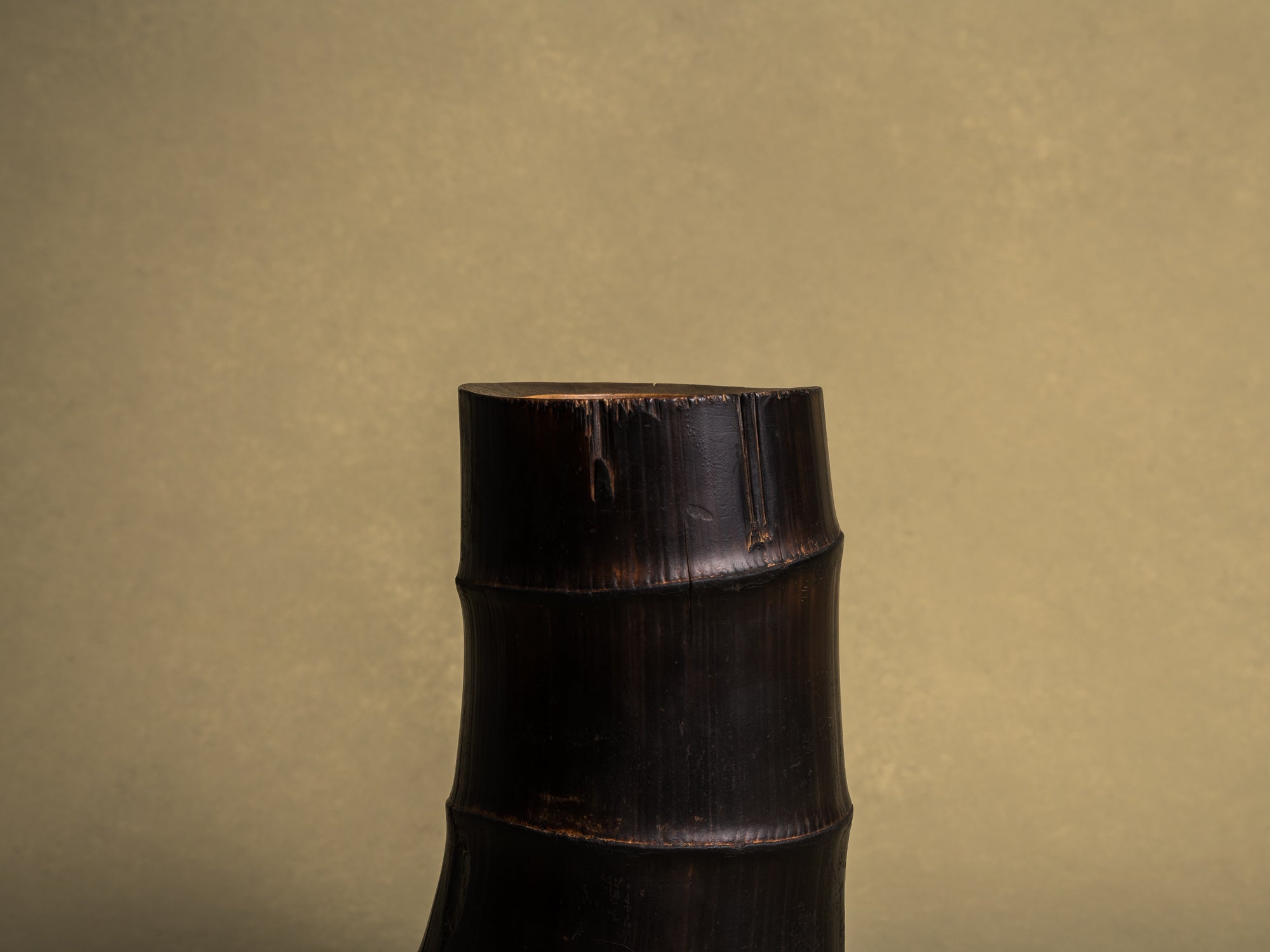 Take-zutsu hanaire, rare vase en bambou pour la cérémonie du thé à la manière de Rikyū, Japon (Période Edo)..Take-zutsu Hanaire Bamboo vase for tea ceremony chabana in the manner of Rikyū, Japan (Edo period)