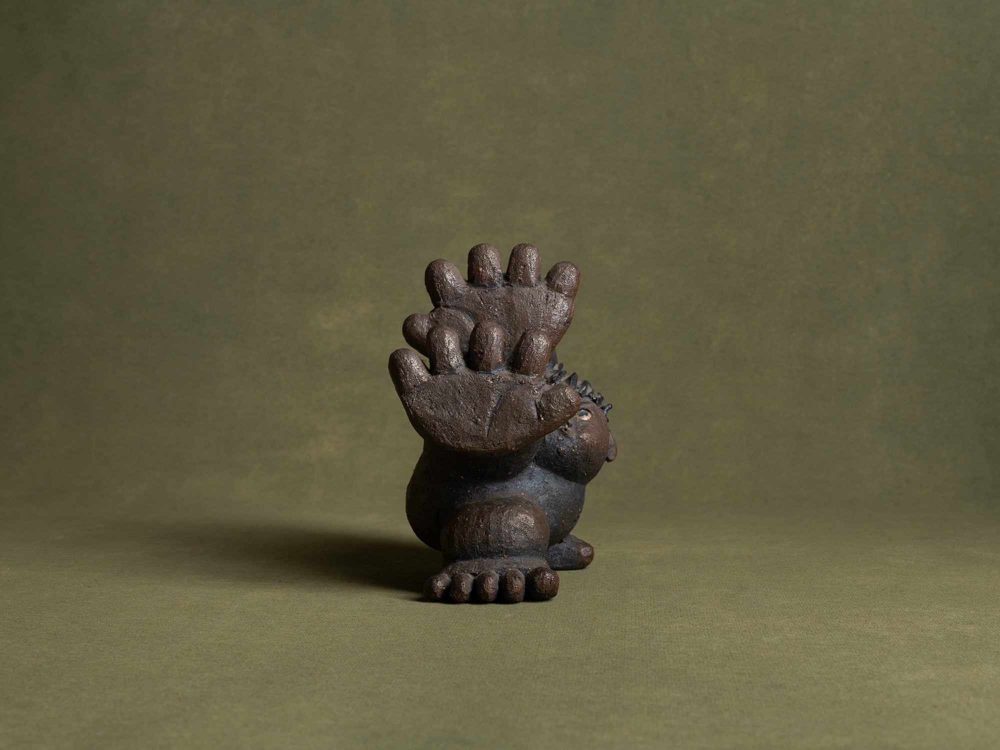 Sculpture en grès, imagerie populaire, Japon (années 1980)..Unique stoneware "Sangoku's kamehameha" sculpture, Japan (1980s)