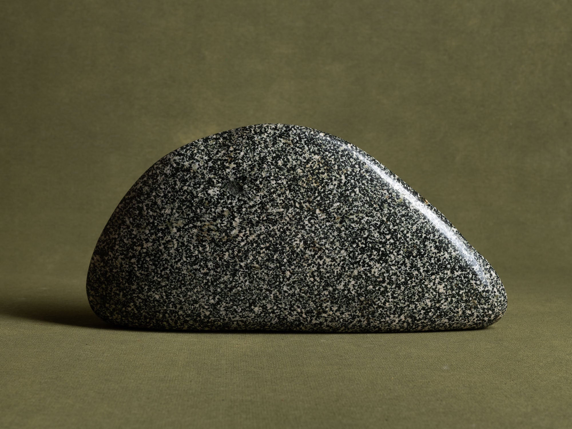 Rare suiseki "baleine", Uogata&#x2011;ishi, pierre&#x2011;poisson, Japon (XXe siècle)..Whale Suiseki, mingei Uogata&#x2011;ishi fish stone, Japan (20th century)