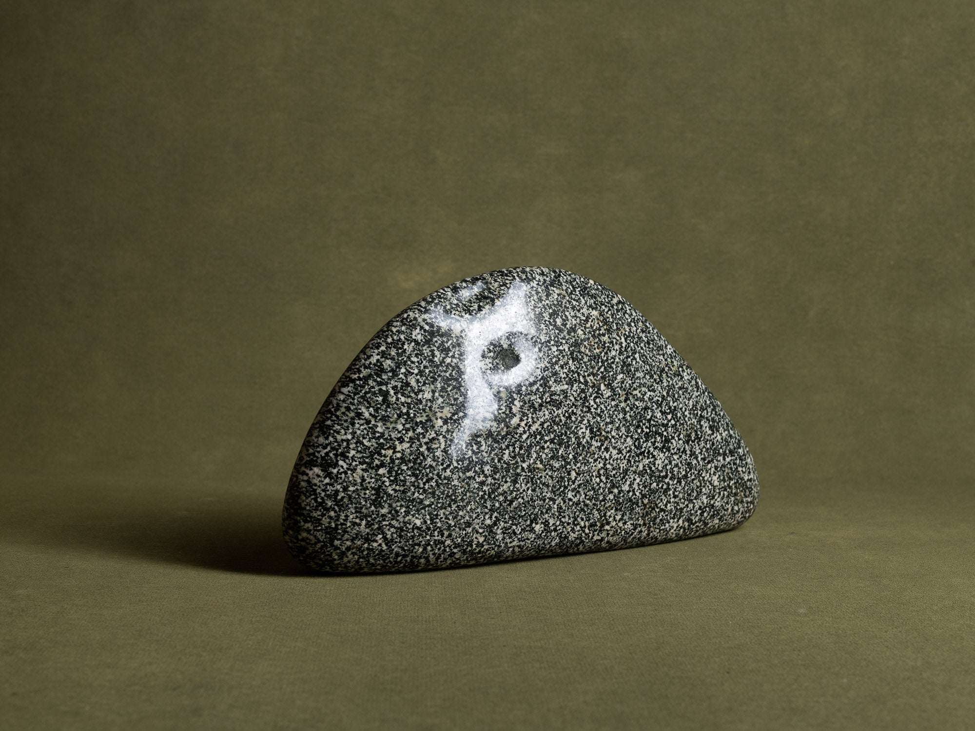Rare suiseki "baleine", Uogata&#x2011;ishi, pierre&#x2011;poisson, Japon (XXe siècle)..Whale Suiseki, mingei Uogata&#x2011;ishi fish stone, Japan (20th century)