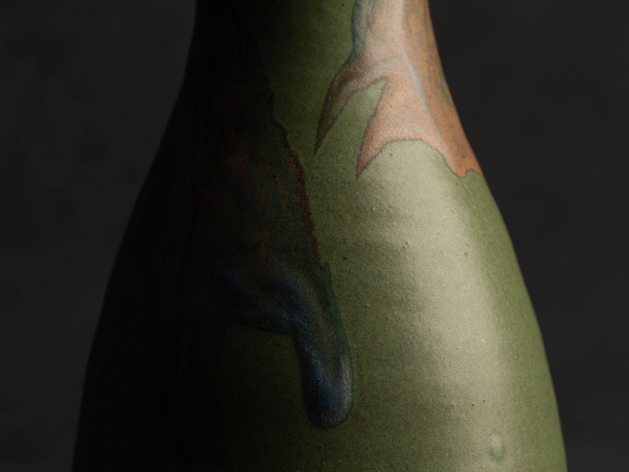 Vase bouteille en grès de Léon Pointu, Atelier Pointu, France (vers 1910-25)..School of Carriès stoneware bottle vase by Léon Pointu, Atelier Pointu, France (circa 1910-25)