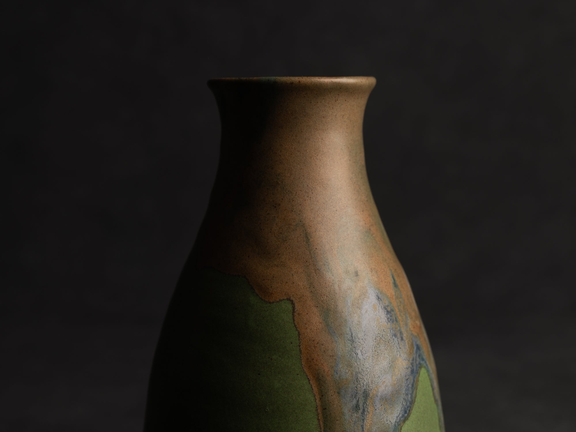 Vase bouteille en grès de Léon Pointu, Atelier Pointu, France (vers 1910-25)..School of Carriès stoneware bottle vase by Léon Pointu, Atelier Pointu, France (circa 1910-25)