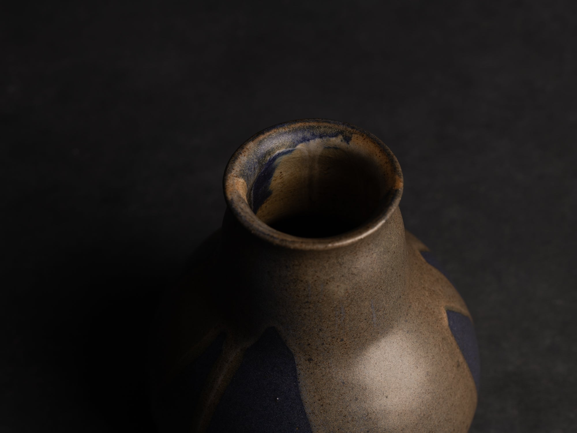 Vase boule à col tronconique en grès de Léon Pointu, Atelier Pointu, France (vers 1910-25)..School of Carriès Stoneware vase by Léon Pointu, Atelier Pointu, France (circa 1910-25)