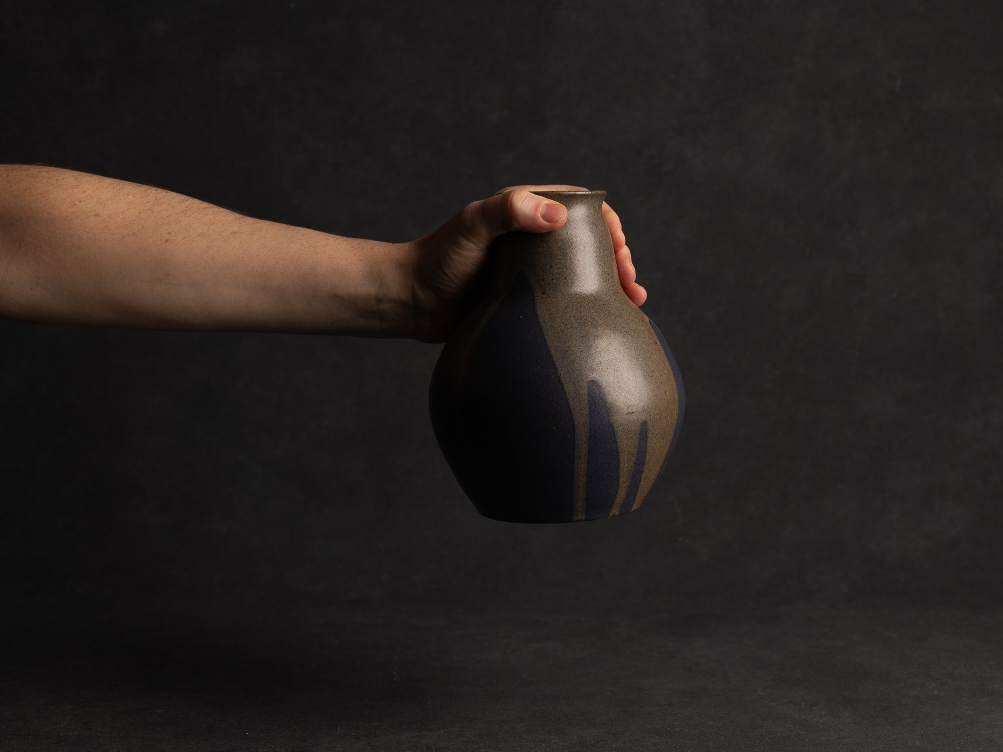 Vase boule à col tronconique en grès de Léon Pointu, Atelier Pointu, France (vers 1910-25)..School of Carriès Stoneware vase by Léon Pointu, Atelier Pointu, France (circa 1910-25)