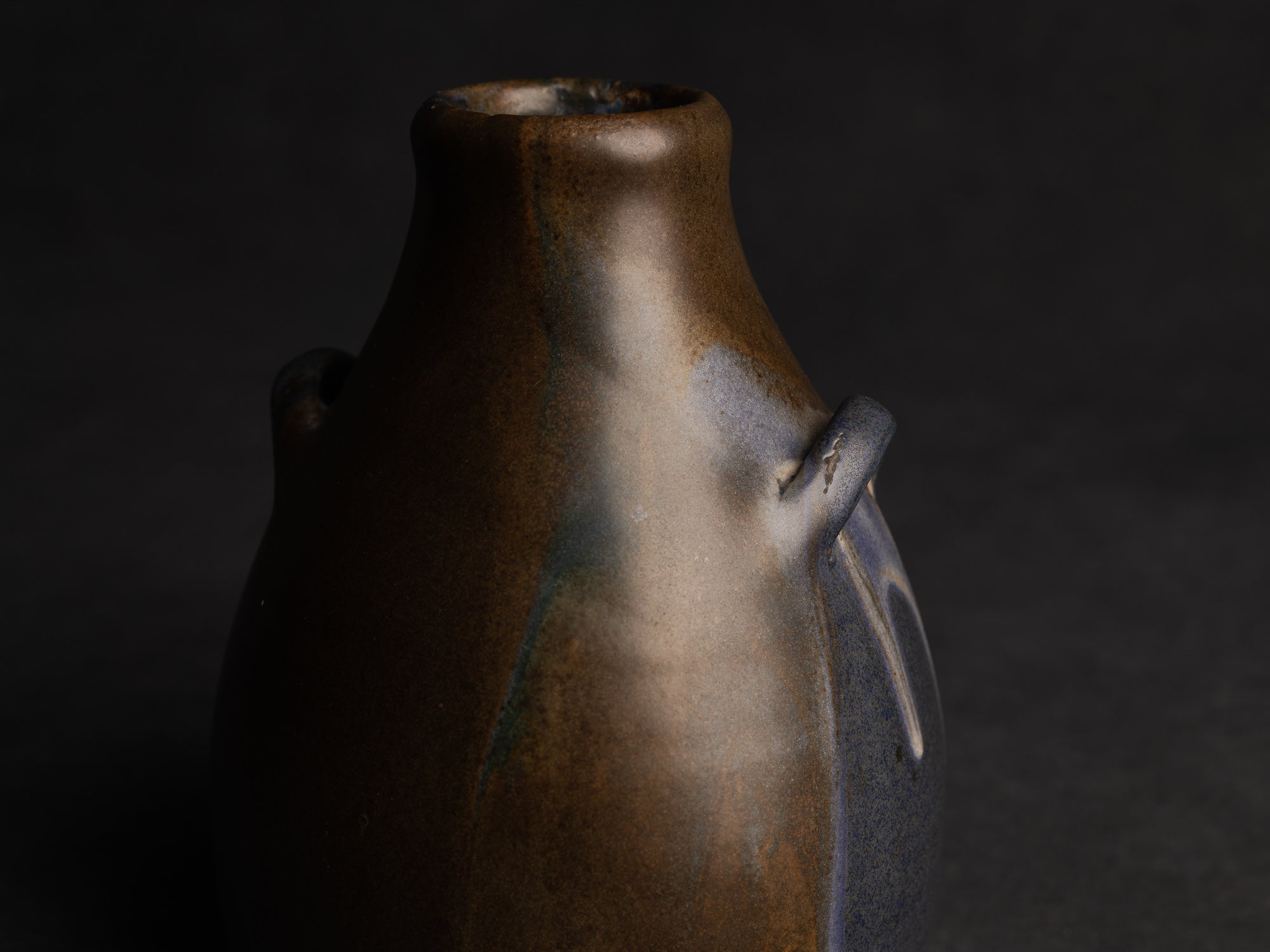 Vase bouteille ansé en grès de Léon Pointu, Atelier Pointu, France (vers 1925-35)..School of Carriès stoneware handled bottle vase by Léon Pointu, Atelier Pointu, France (circa 1925-35)
