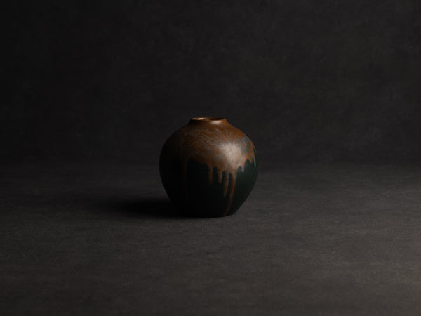 Vase boule en grès de Léon Pointu, Atelier Pointu, France (vers 1910-25)..School of Carriès Stoneware ball-shaped vase by Léon Pointu, Atelier Pointu, France (circa 1910-25)
