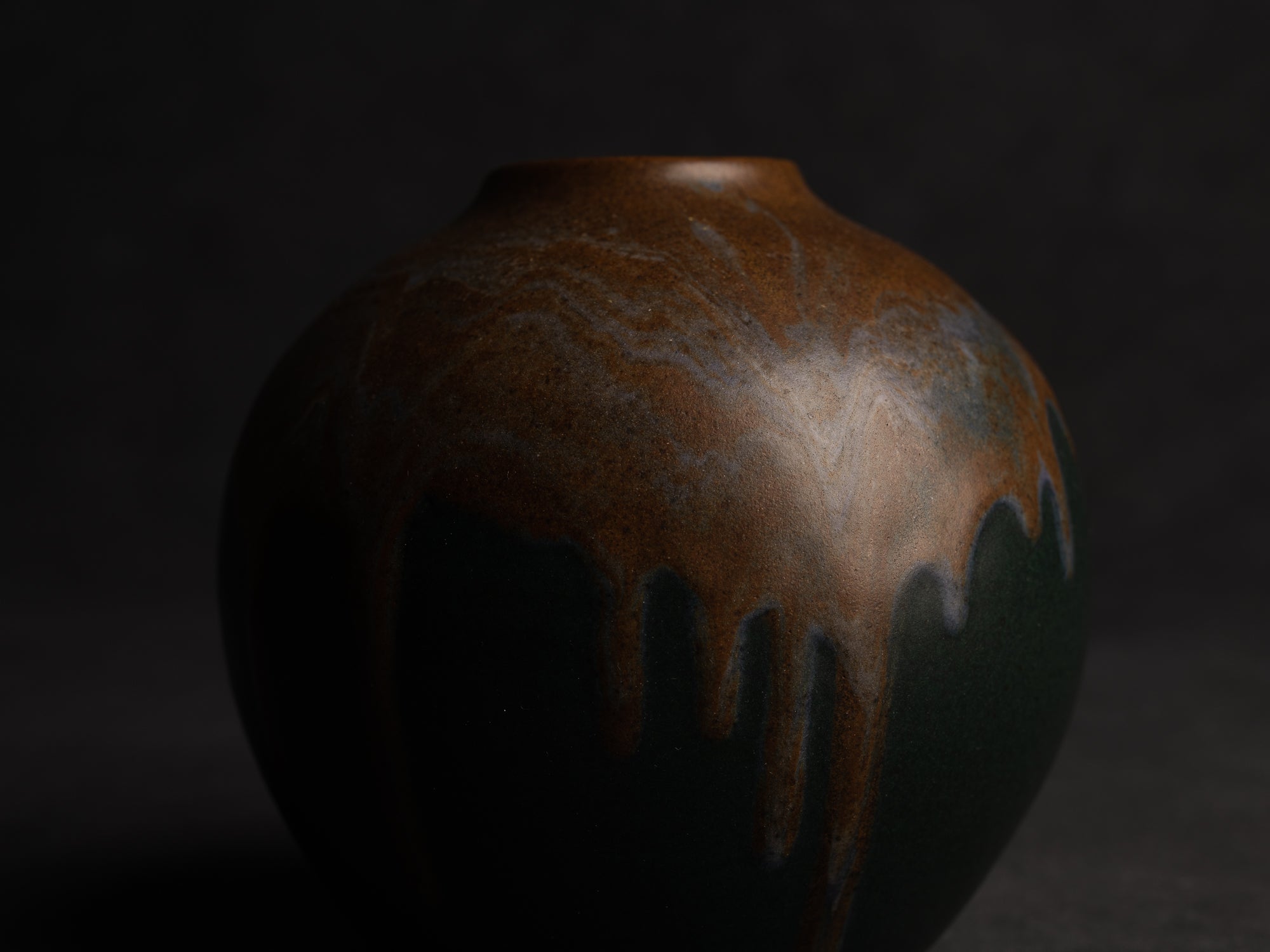 Vase boule en grès de Léon Pointu, Atelier Pointu, France (vers 1910-25)..School of Carriès Stoneware ball-shaped vase by Léon Pointu, Atelier Pointu, France (circa 1910-25)