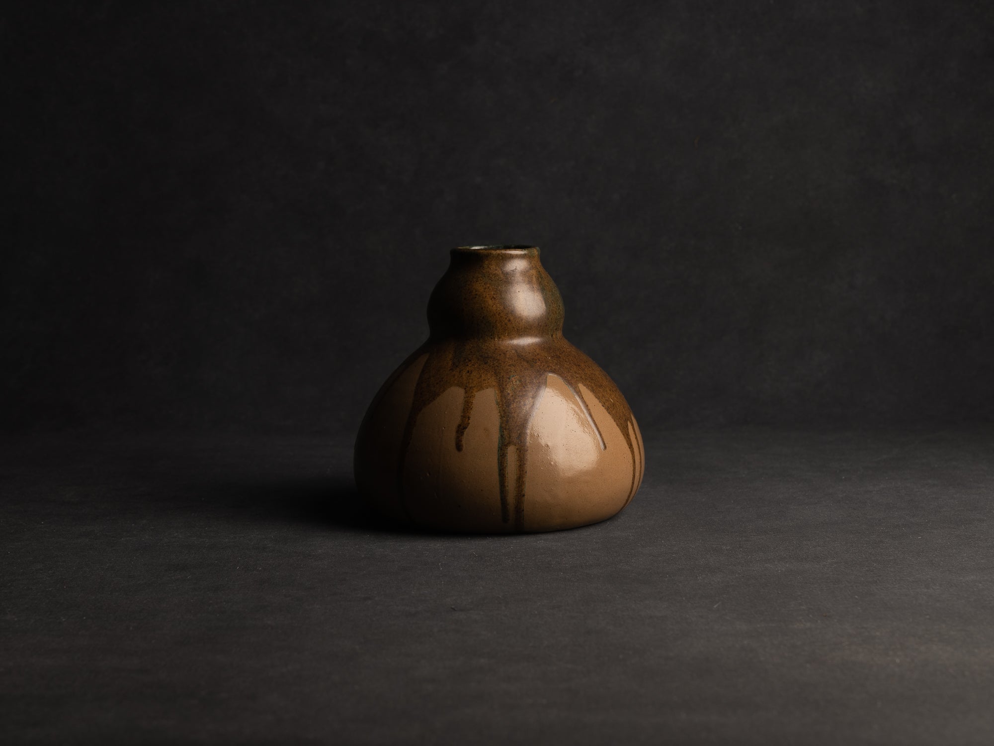 Vase en grès japonisant de forme coloquinte de Léon Pointu, Atelier Pointu, France (vers 1925-35)..School of Carriès, large japonisme gourd-shaped hyotan stoneware vase by Léon Pointu, Atelier Pointu, France (circa 1925-35)