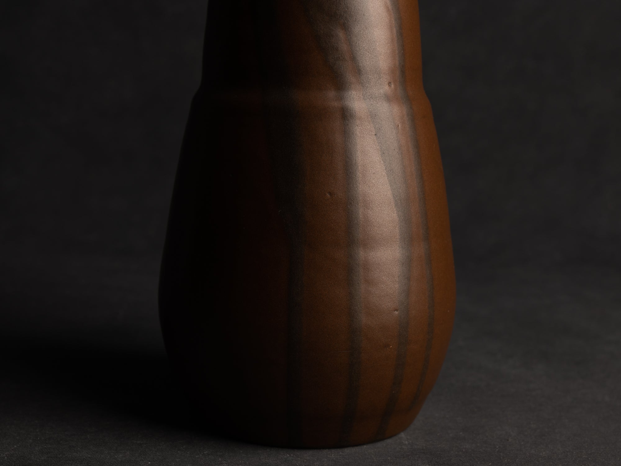 Grand vase tronconique lobé en grès japonisant de Léon Pointu, Atelier Pointu, France (vers 1910-25)..School of Carriès, large japonisme stoneware vase by Léon Pointu, Atelier Pointu, France (circa 1910-25)