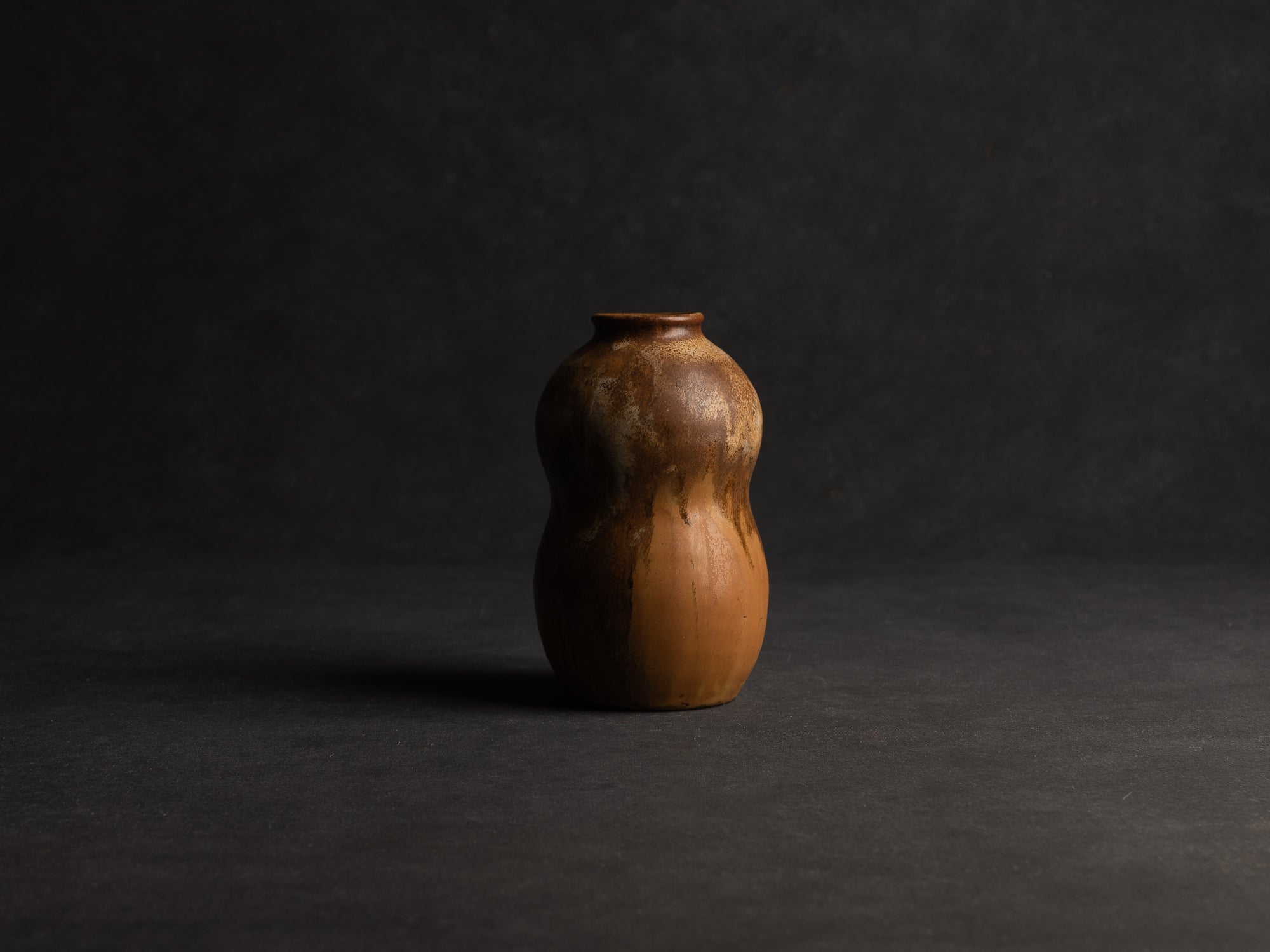 Vase bilobé en grès japonisant de Léon Pointu, Atelier Pointu, France (vers 1910-25)..School of Carriès, hyotan gourd-shaped japonisme stoneware vase by Léon Pointu, Atelier Pointu, France (circa 1910-25)