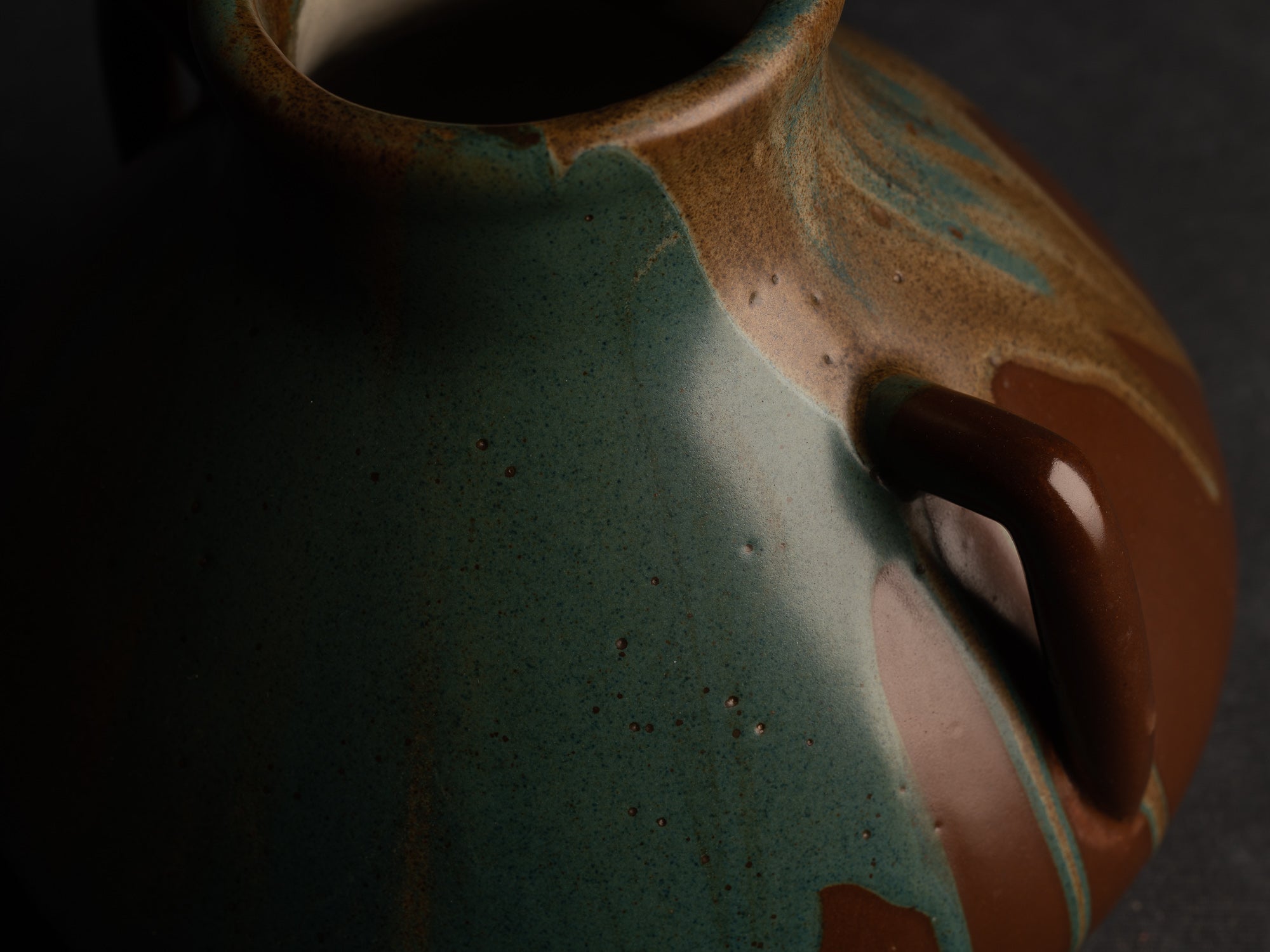 Vase à deux anses en grès japonisant de Léon Pointu, Atelier Pointu, France (vers 1925-30)..School of Carriès, large japonisme handled stoneware vase by Léon Pointu, Atelier Pointu, France (circa 1925-35)