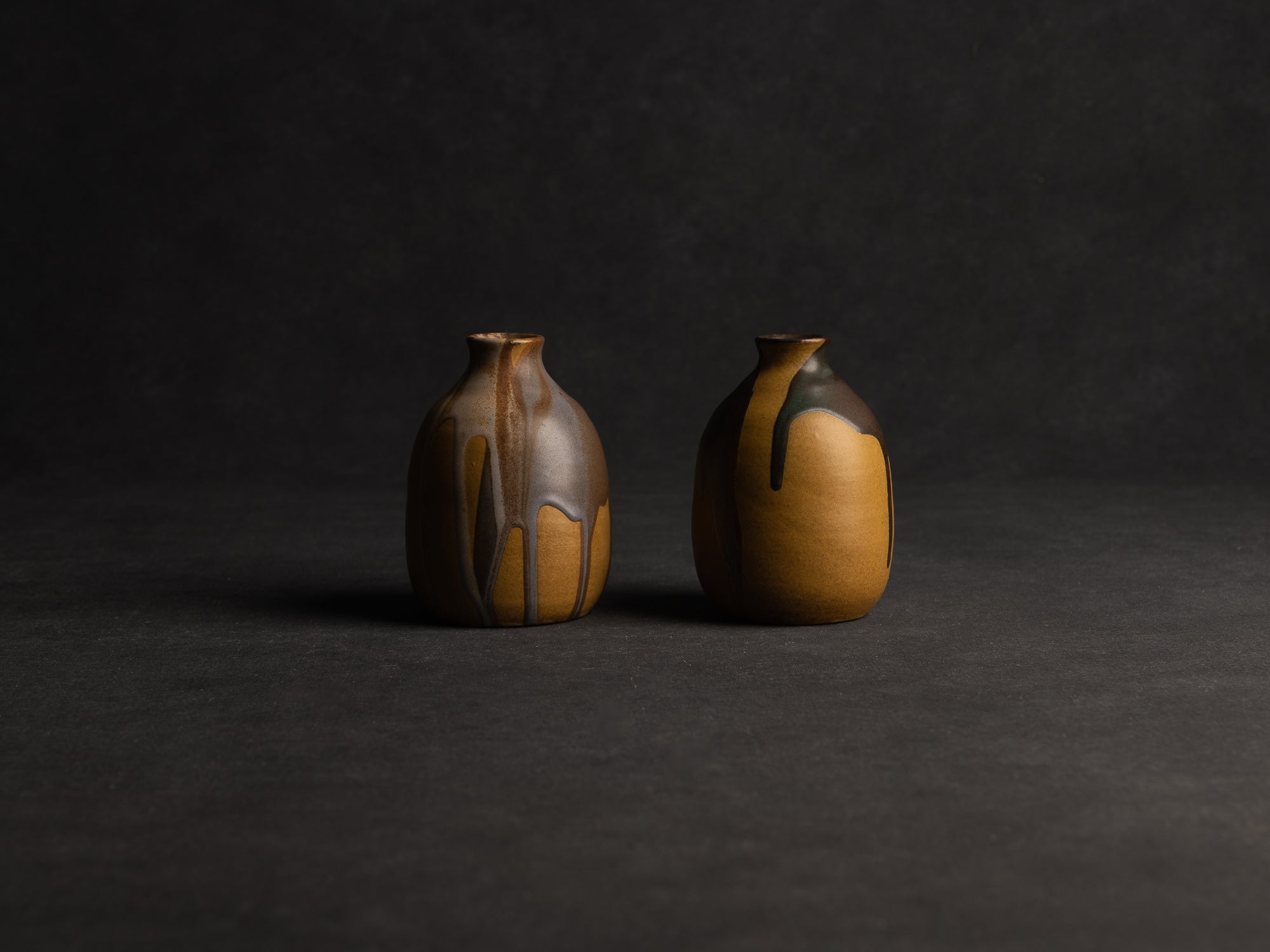 Duo de vases, petites bouteilles en grès japonisant de Léon Pointu, Atelier Pointu, France (vers 1910-25)..School of Carriès, japonisme tokkuri-shape stoneware bottle vases duet by Léon Pointu, Atelier Pointu, France (circa 1910-25)