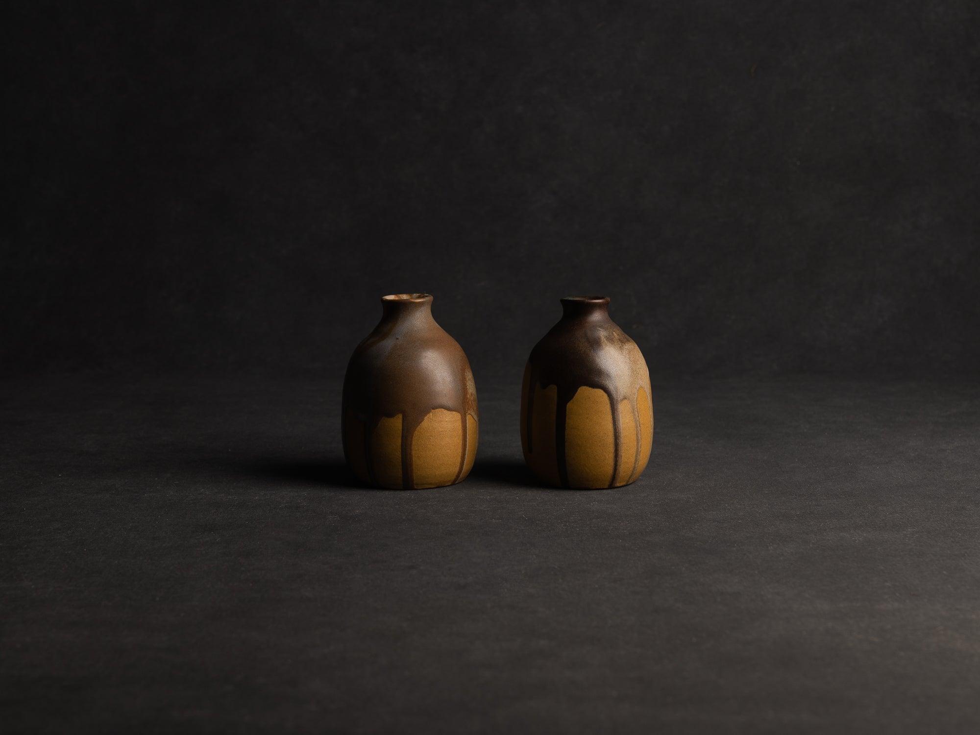 Duo de vases, petites bouteilles en grès japonisant de Léon Pointu, Atelier Pointu, France (vers 1910-25)..School of Carriès, japonisme tokkuri-shape stoneware bottle vases duet by Léon Pointu, Atelier Pointu, France (circa 1910-25)