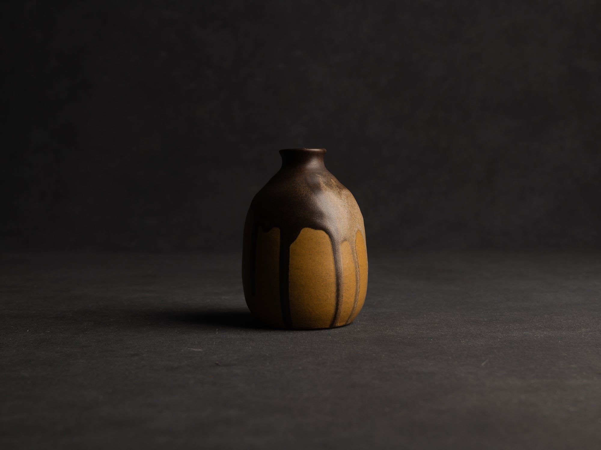Vase, petite bouteille en grès japonisant de Léon Pointu, Atelier Pointu, France (vers 1910-25)..School of Carriès, japonisme tokkuri-shape stoneware bottle vase by Léon Pointu, Atelier Pointu, France (circa 1910-25)