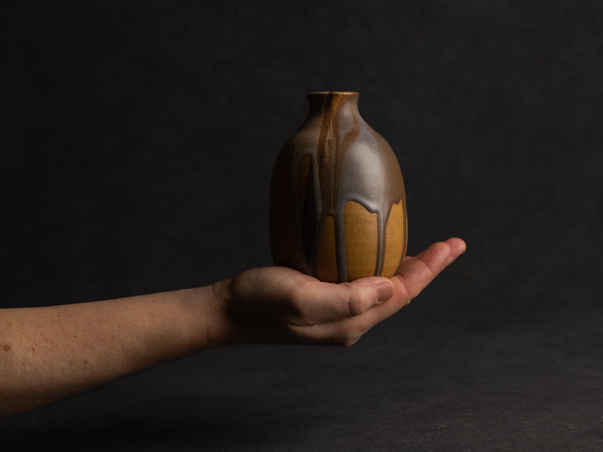 Vase, petite bouteille en grès japonisant de Léon Pointu, Atelier Pointu, France (vers 1910-25)..School of Carriès, japonisme tokkuri-shape stoneware bottle vase by Léon Pointu, Atelier Pointu, France (circa 1910-25)