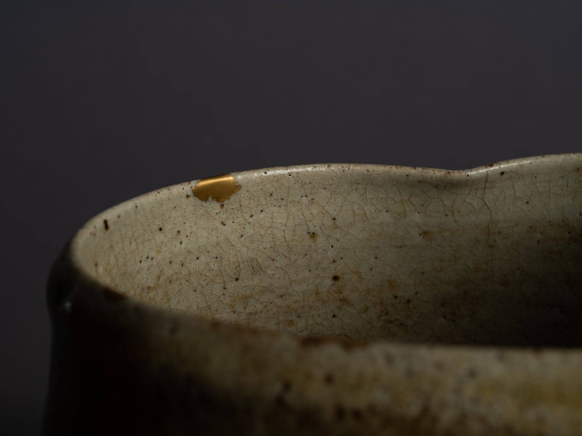 Rare coupe Kensui Ki-Seto, kintsugi, Japon (Époque d'Edo)..Ki-Seto ware Kensui bowl with kintsugi, Japan (Edo Period)