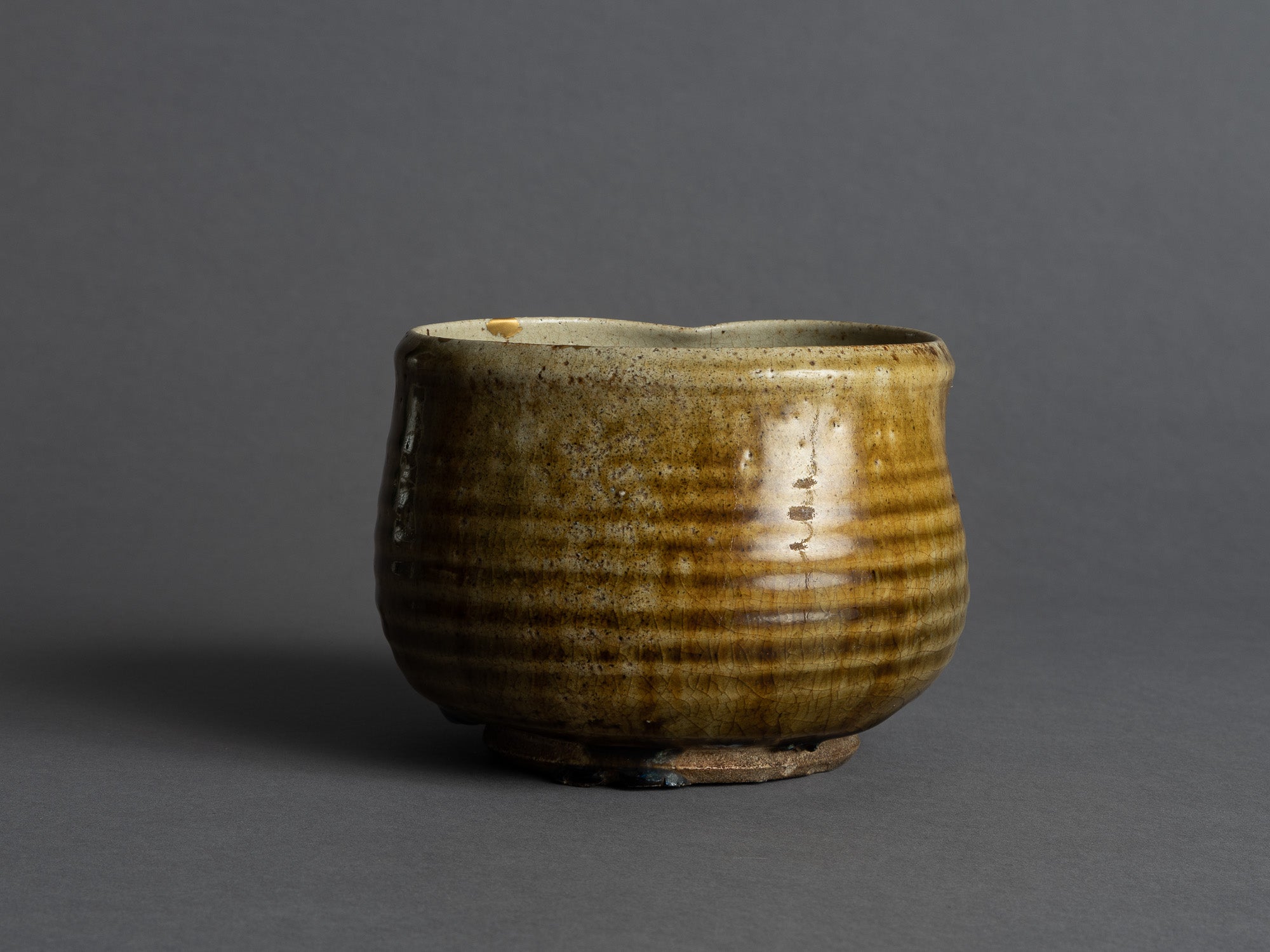 Rare coupe Kensui Ki-Seto, kintsugi, Japon (Époque d'Edo)..Ki-Seto ware Kensui bowl with kintsugi, Japan (Edo Period)