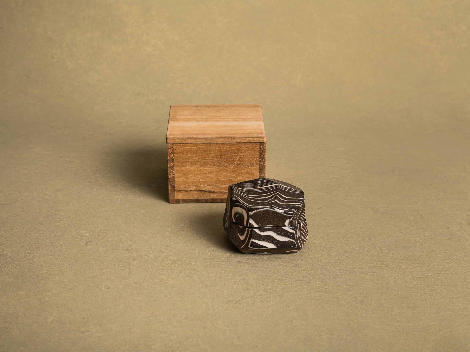kogo, boîte à encens en céramique nerikomi Tokoname, Japon (vers 1970)..kogo, nerikomi Tokoname ceramic incense box case, Japan (circa 1970)