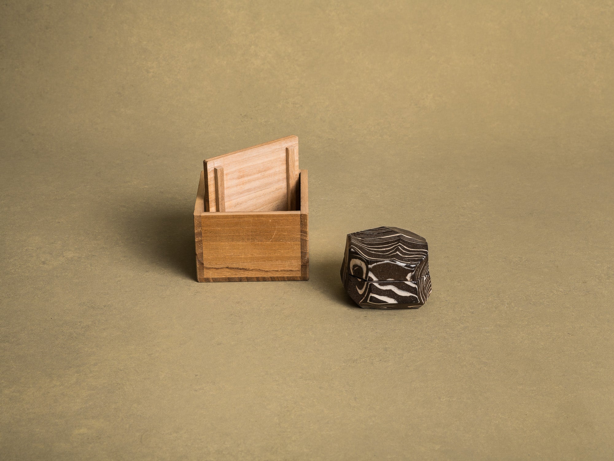 kogo, boîte à encens en céramique nerikomi Tokoname, Japon (vers 1970)..kogo, nerikomi Tokoname ceramic incense box case, Japan (circa 1970)