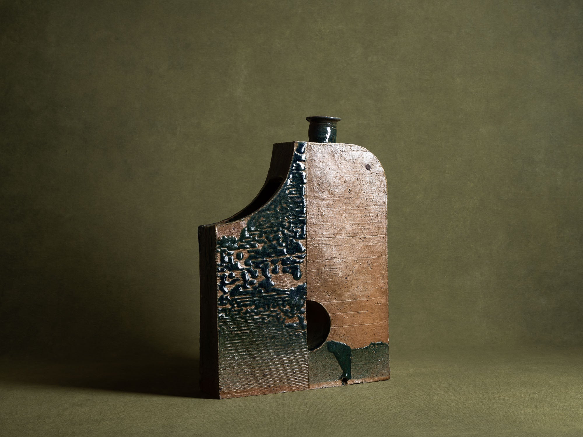 Pied de lampe / vase&#x2011;sculpture en grès de La Borne, France (vers 1975)..Sculptural stoneware lamp from La Borne, France (circa 1975)