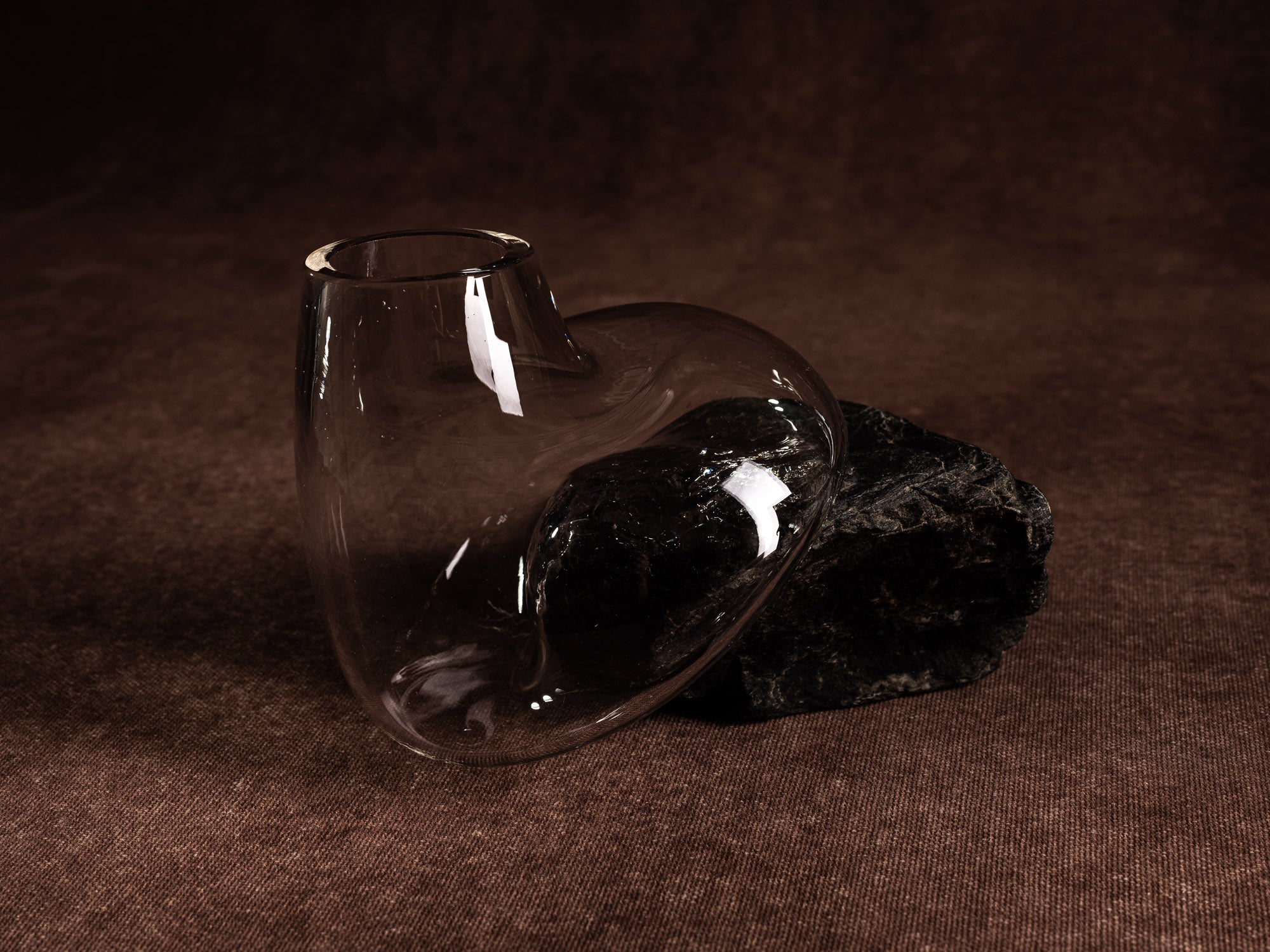 Vase&#x2011;sculpture "vertigo noir" de Lætitia Jacquetton, France (2021)..Sculpture&#x2011;vase "vertigo noir" by Lætitia Jacquetton, France (2021)