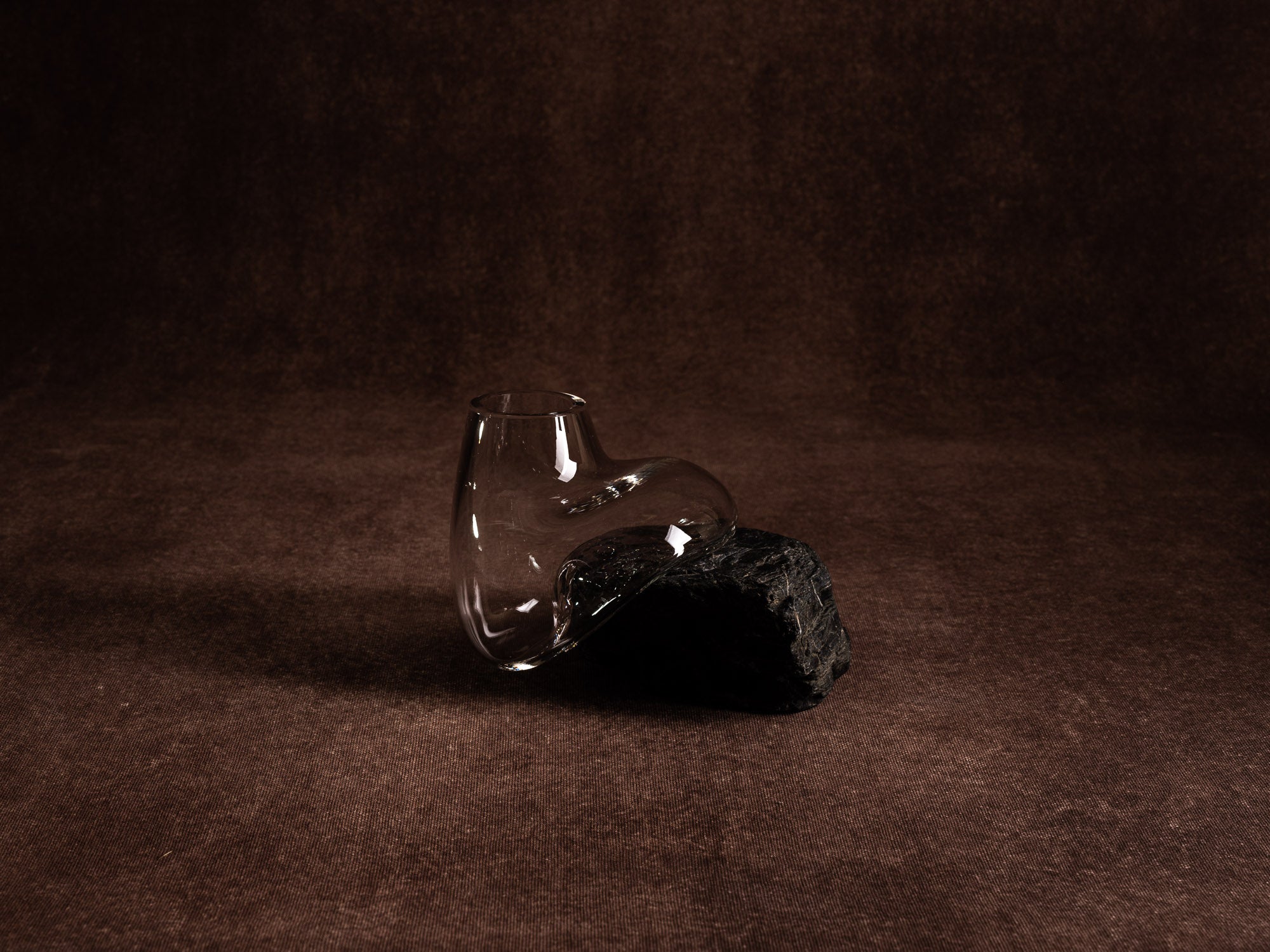 Vase&#x2011;sculpture "vertigo noir" de Lætitia Jacquetton, France (2021)..Sculpture&#x2011;vase "vertigo noir" by Lætitia Jacquetton, France (2021)