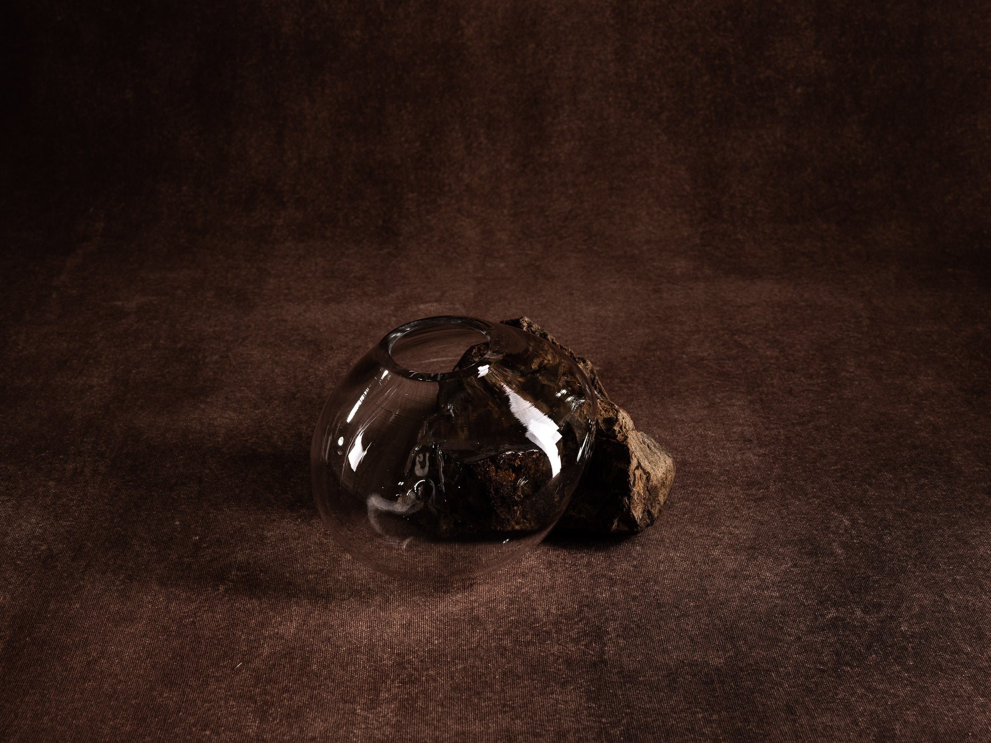Vase&#x2011;sculpture "Astral" de Lætitia Jacquetton, France (2021)..Sculpture&#x2011;vase "Astral" by Lætitia Jacquetton, France (2021)