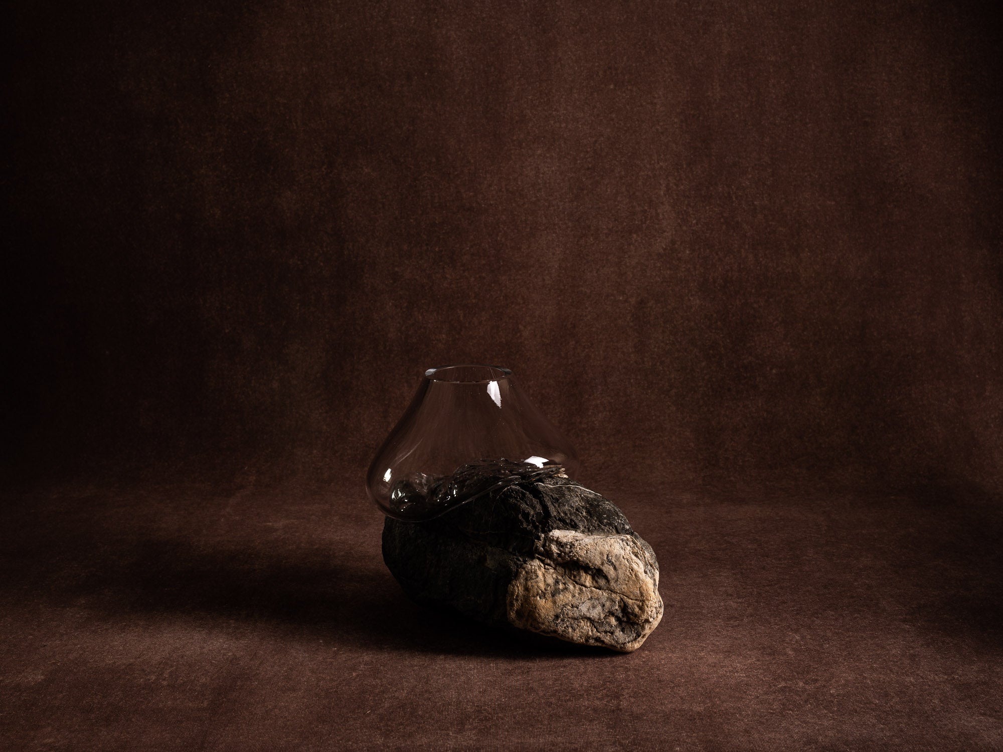 Vase&#x2011;sculpture "Aigle de Bonelli" de Lætitia Jacquetton, France (2021)..Sculpture&#x2011;vase "Aigle de Bonelli" by Lætitia Jacquetton, France (2021)