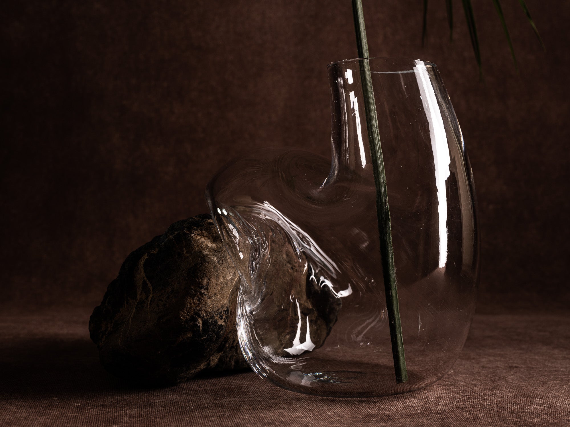 Vase&#x2011;sculpture "Cratère" de Lætitia Jacquetton, France (2021)..Sculpture&#x2011;vase "Cratère" by Lætitia Jacquetton, France (2021)