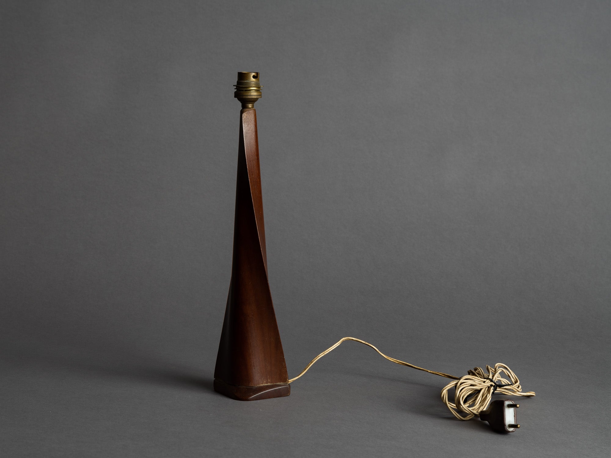 Lampe en bois de rose poli de Claude Chauvy, France (vers 1956)..Rosewood lamp by Claude Chauvy, France (circa 1956)
