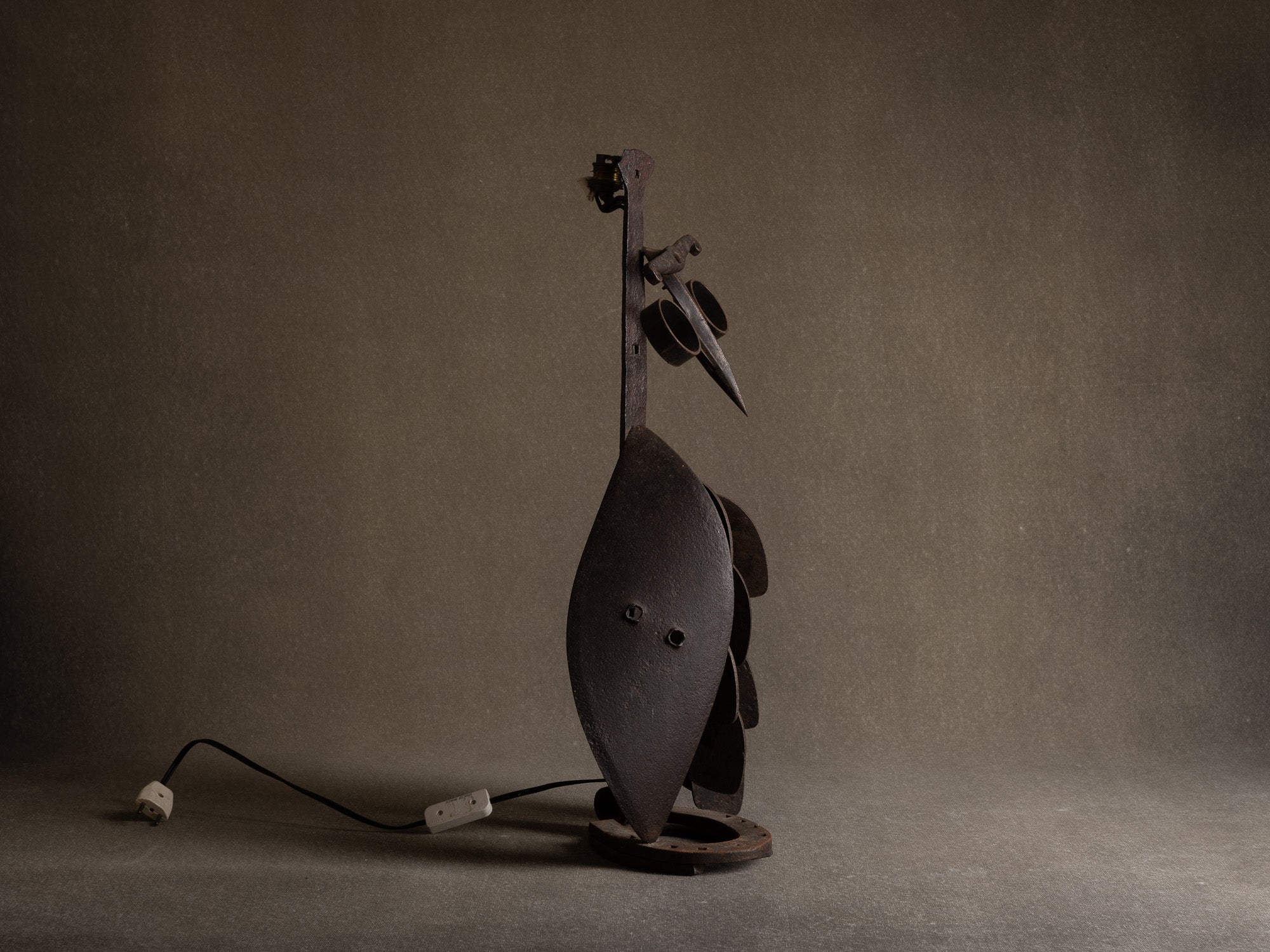 Lampe sculpturale zoomorphe "oiseau" en fer battu, travail populaire, France (années 1950)..Zoomorphic sculptural ironwork lamp "bird", popular work, France (1950s)