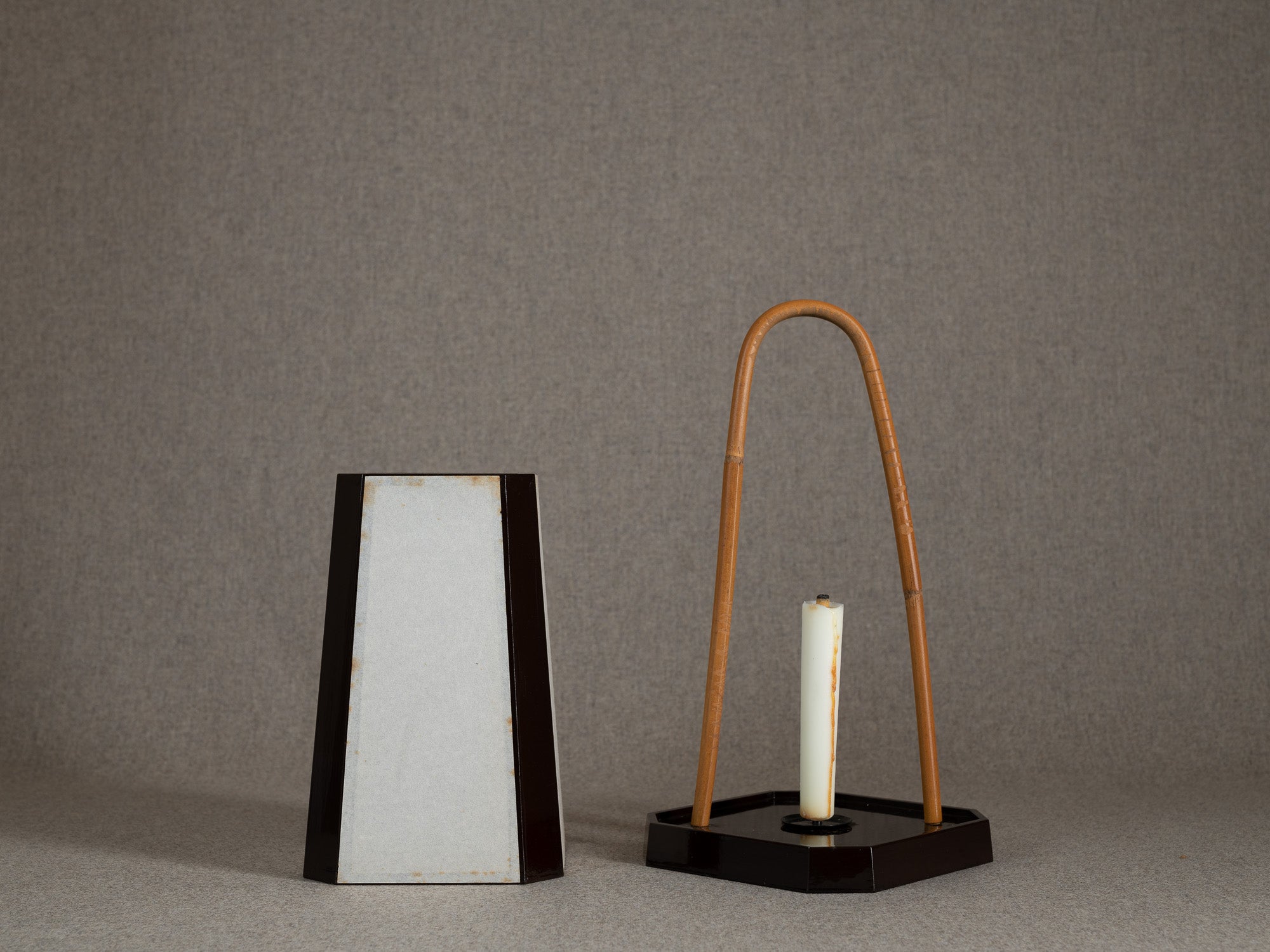Lanterne andon en bois laqué brun, Japon (milieu du XXe siècle)..Andon lantern in brown lacquered wood, Japan (mid-20th century)