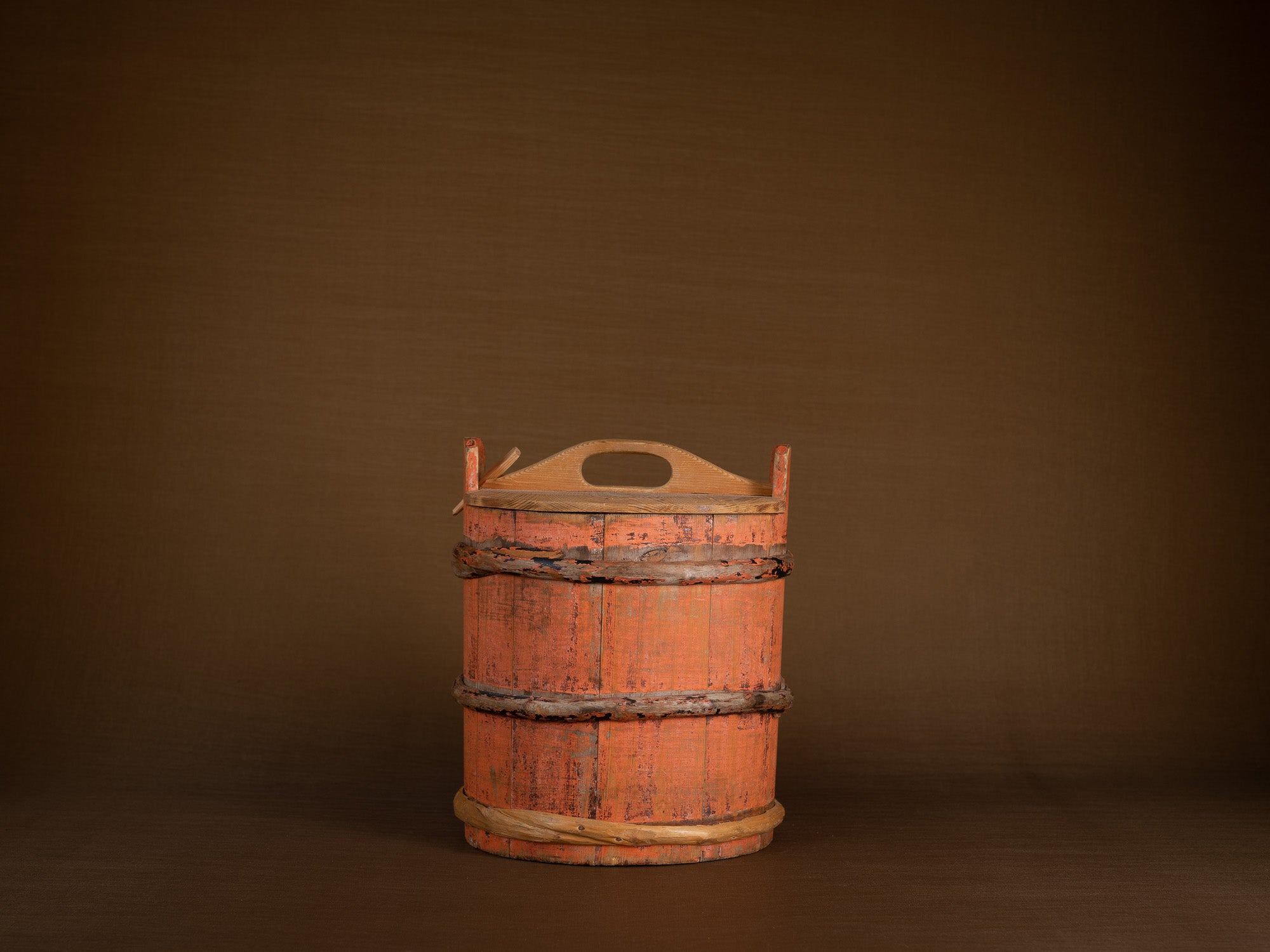 seau couvert du Jämtland, art paysan, Suède (fin du XIXe siècle)..Lidded bucket, peasant art, Sweden (late 19th century)