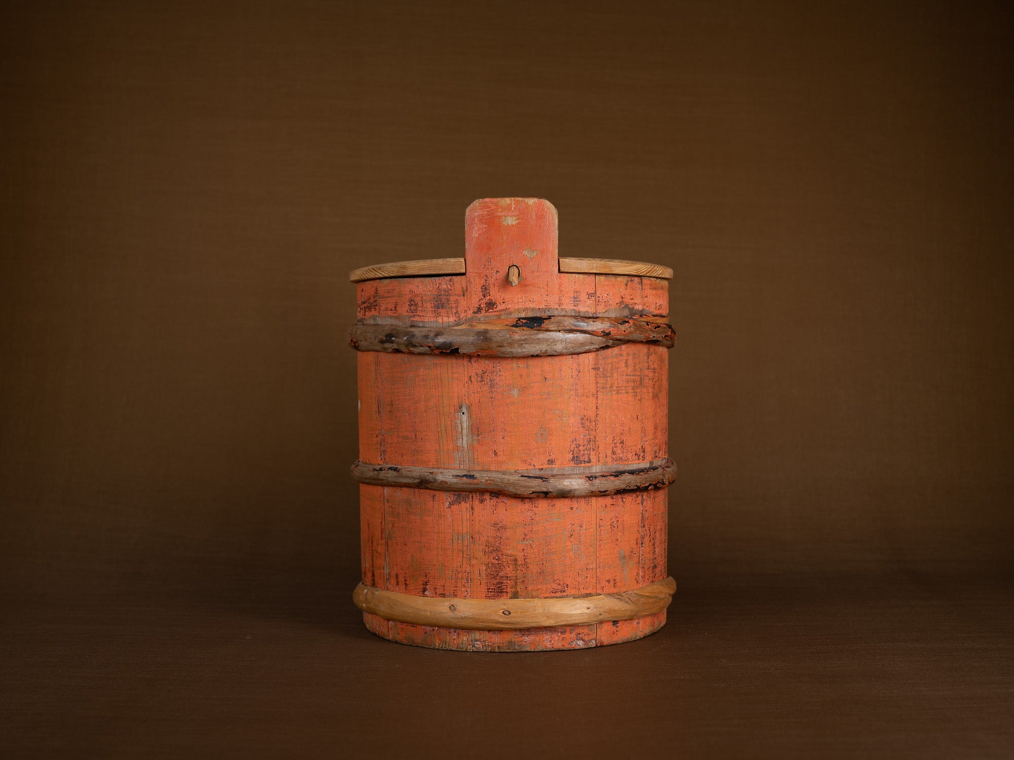 seau couvert du Jämtland, art paysan, Suède (fin du XIXe siècle)..Lidded bucket, peasant art, Sweden (late 19th century)