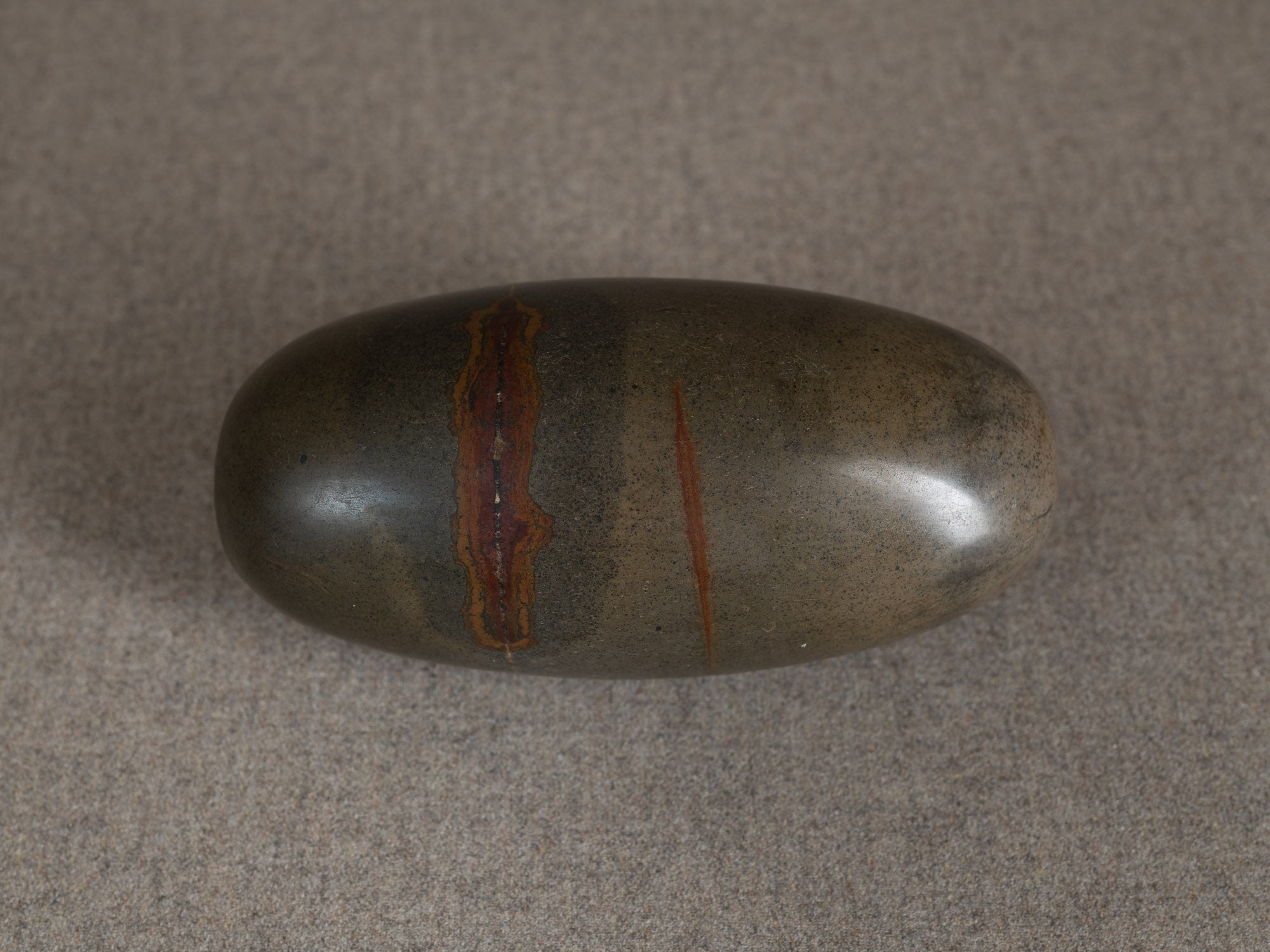 Shiva Lingam "œuf cosmique", jaspe sacrée hindouiste, Inde..Shiva Lingam "cosmic egg", hindu sacred jasper Narmada river stone, India