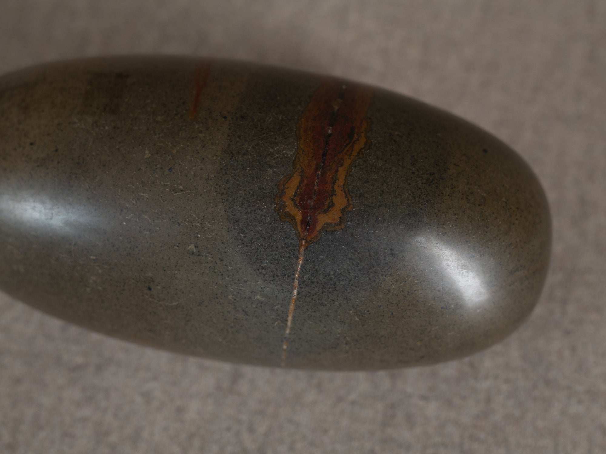 Shiva Lingam "œuf cosmique", jaspe sacrée hindouiste, Inde..Shiva Lingam "cosmic egg", hindu sacred jasper Narmada river stone, India