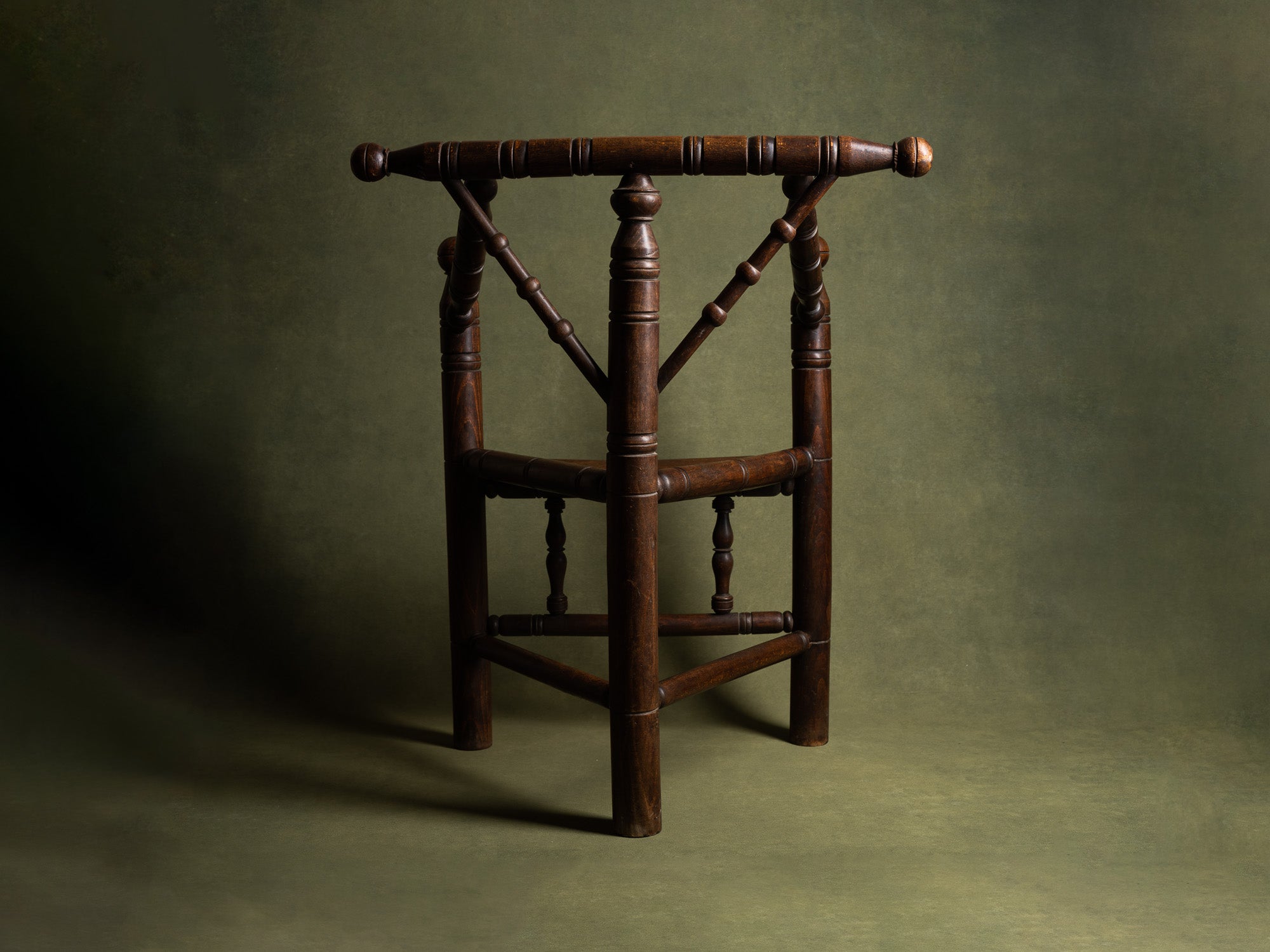 Fauteuil "monk", art populaire nordique, Scandinavie (Début du XXe siècle).."Monk" armchair, Nordic folk art, Scandinavia (First half 20th century)