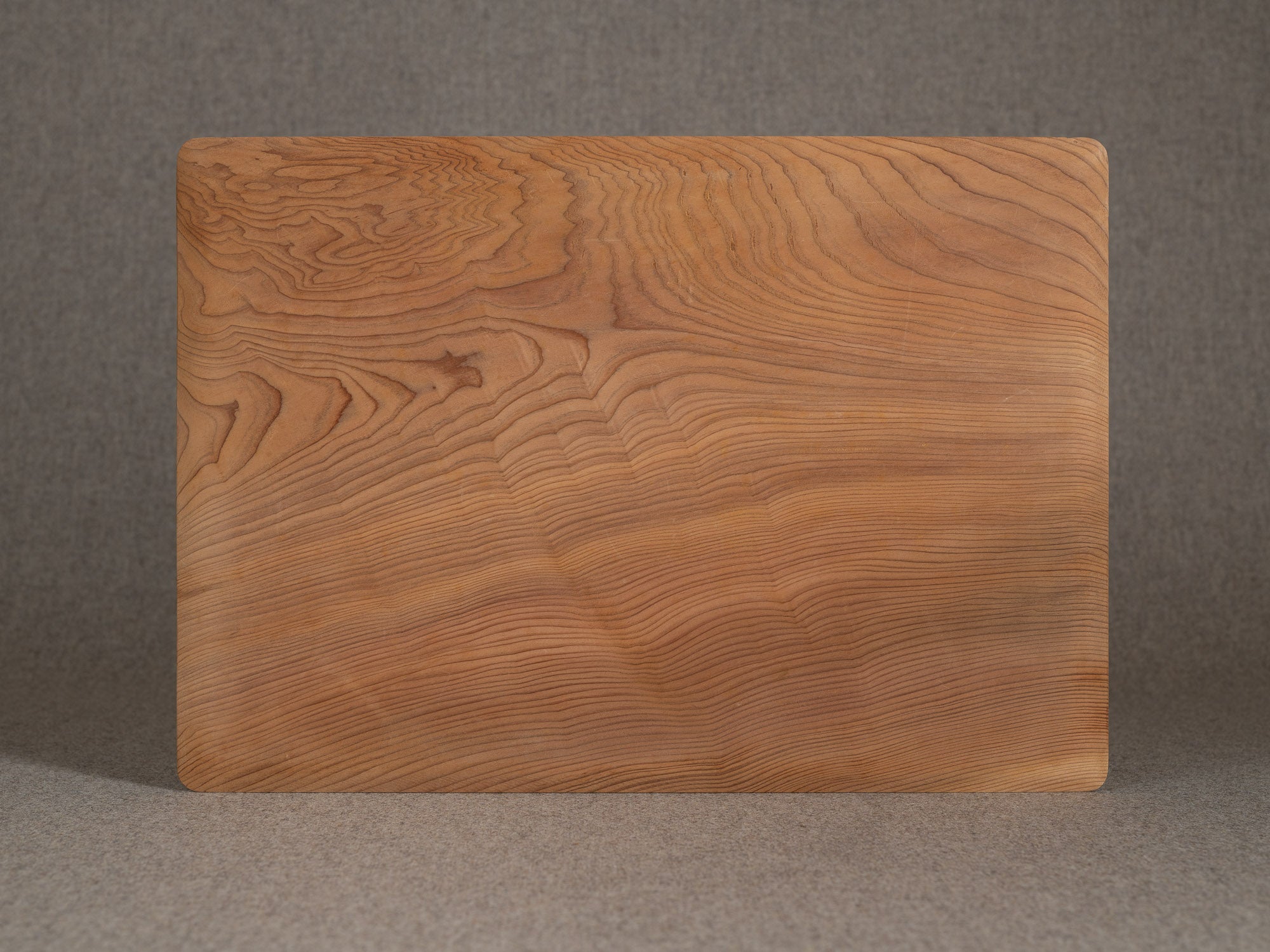 Plateau monoxyle senchabon en bois de cyprès, Japon (Fin de l'ère Showa)..Senchabon monoxyle tray in hinoki cypress wood, Japan (late Showa era)