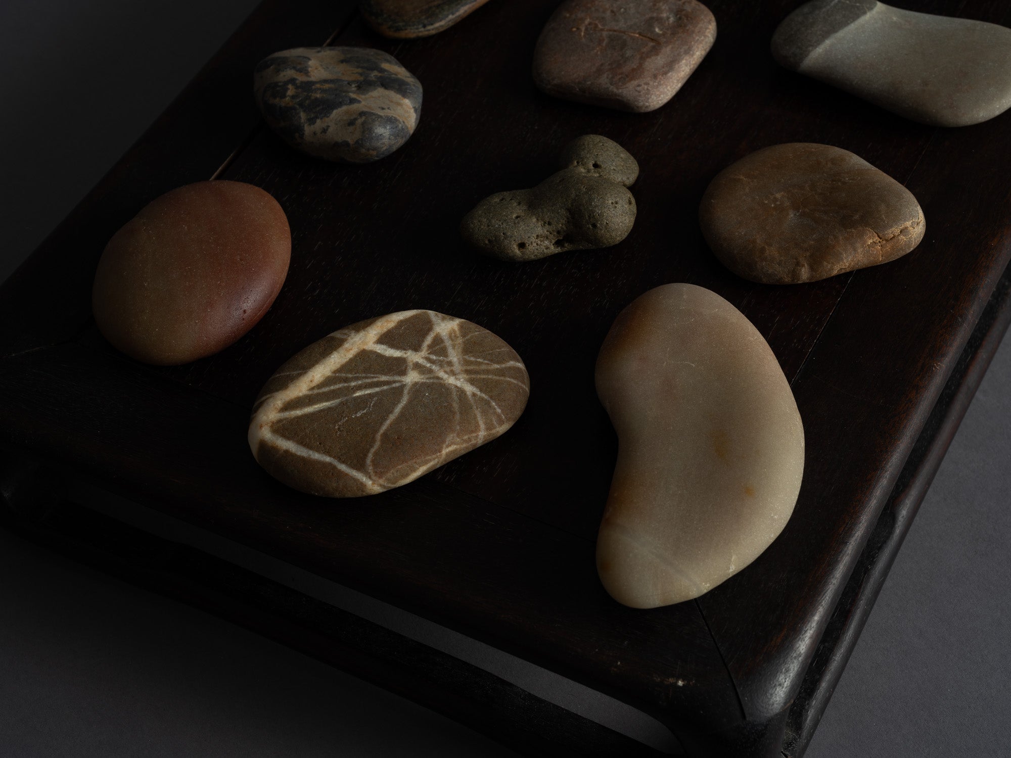 Mitate, collection de pierres et leur support, France..Mitate, Stones collection, France