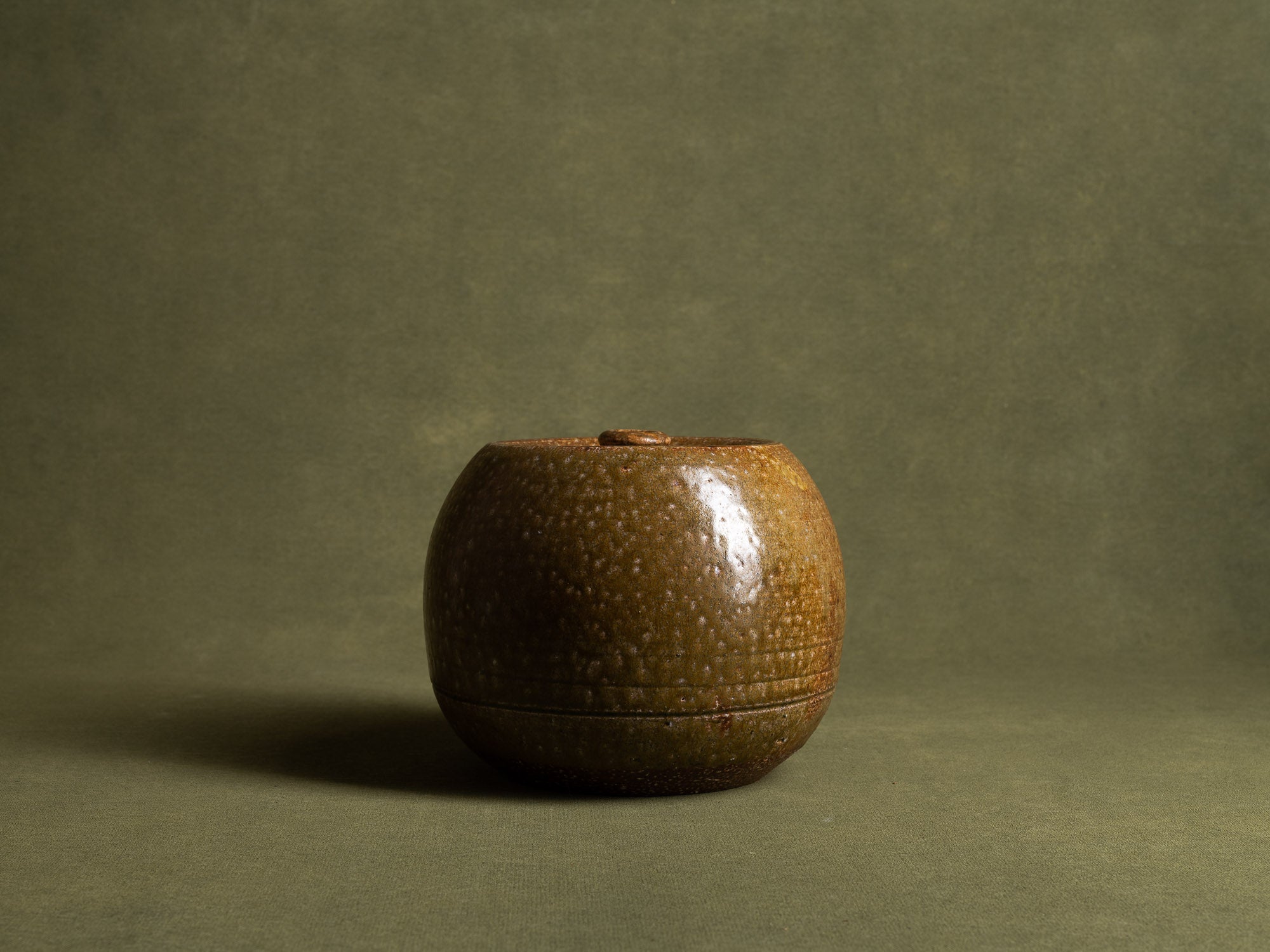Mizusashi, pot couvert à eau pour la cérémonie du thé, Japon (ére Shōwa)..Seto ware lidded pot, Mizusashi for tea ceremony, Japan (Shōwa Era)