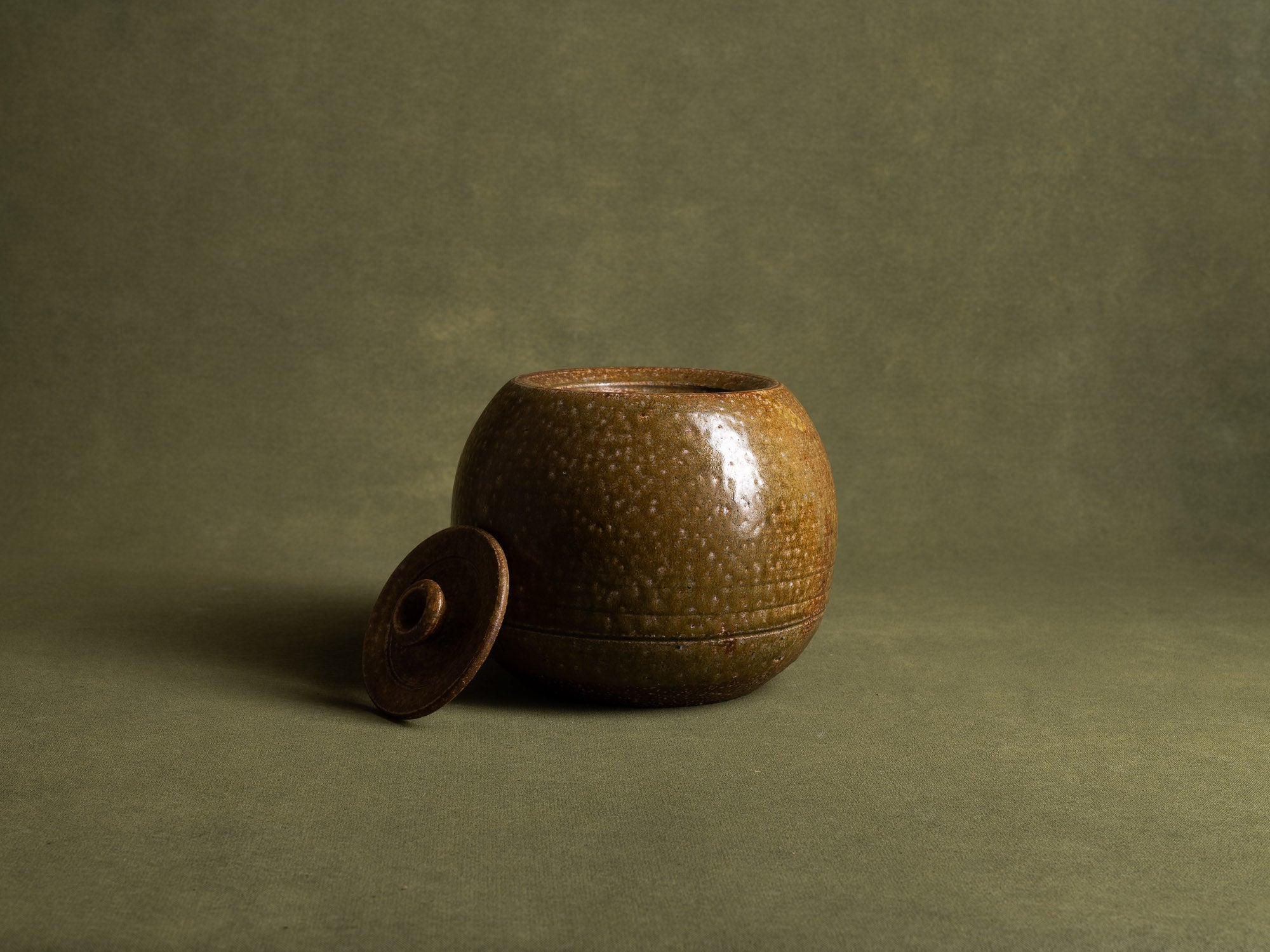 Mizusashi, pot couvert à eau pour la cérémonie du thé, Japon (ére Shōwa)..Seto ware lidded pot, Mizusashi for tea ceremony, Japan (Shōwa Era)