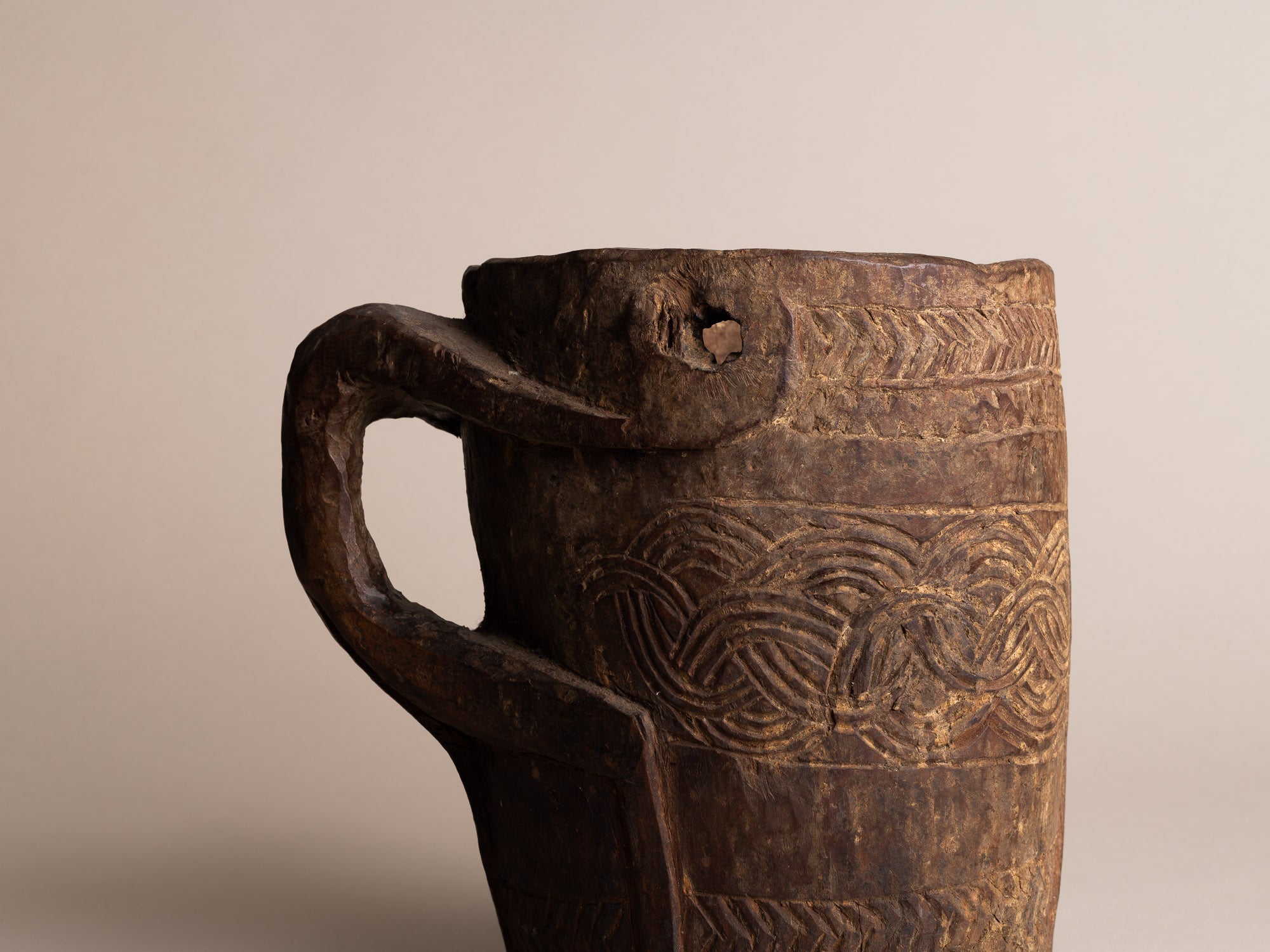 Pot à lait monoxyle des Hautes-Terres de l'Himalaya, Népal (début du XXe siècle)..Large milk pot carved wood from the Highlands of Himalaya, Nepal (early XXth century)