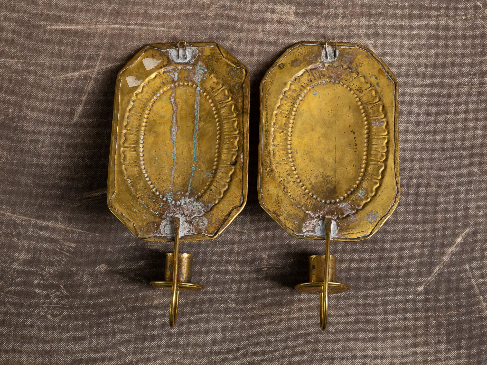 Paire de candélabres d'applique gustaviens en laiton, Suède (première moitié du XXe siècle)..Set of 2 gustavian brass wall hanging candle holders, Sweden (First half XXth century)