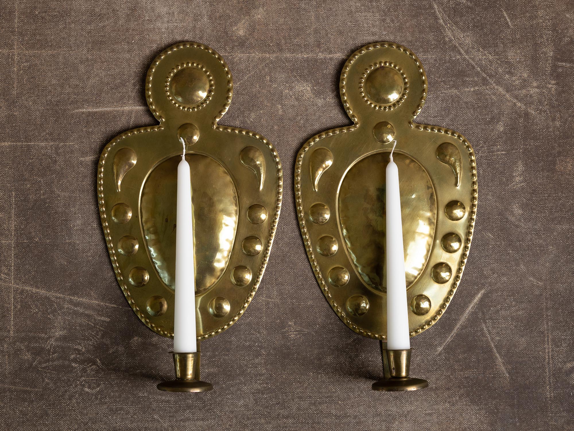Paire de candélabres d'applique en laiton, Suède (vers 1965)..Set of 2 Brass wall hanging candle holders, Sweden (ca. 1965)
